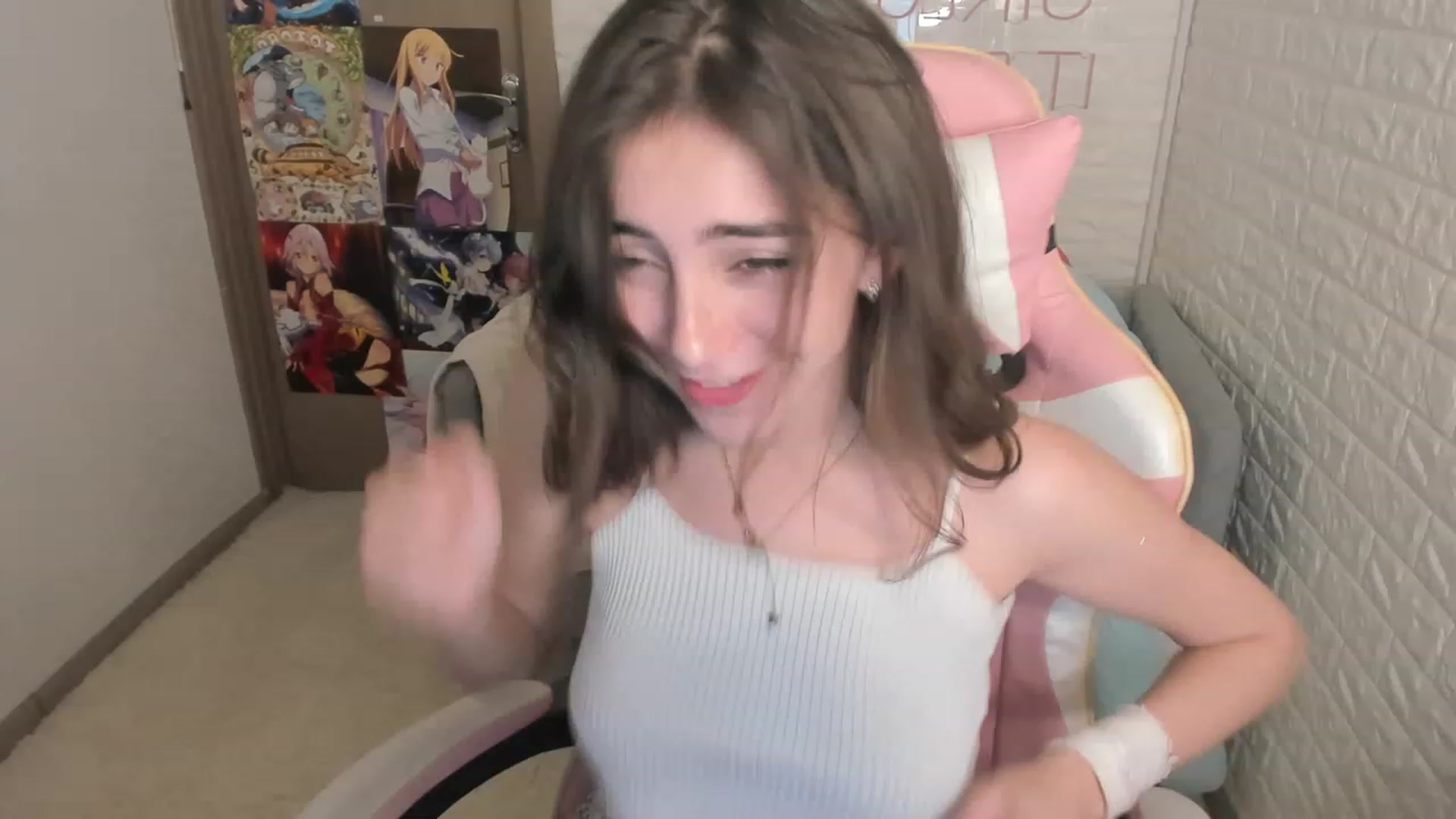 Gallery image thumbnail from ElsaYoung's myfreecams stream on, 12/15/2022, 12:42 image 3 of 20