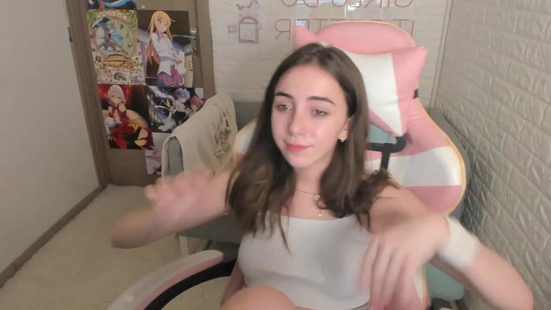 Gallery image thumbnail from ElsaYoung's myfreecams stream on, 12/15/2022, 12:42 image 14 of 20
