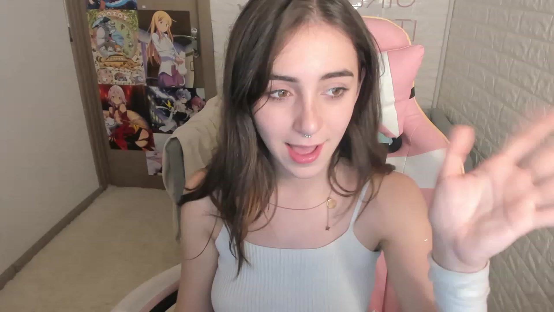 Gallery image thumbnail from ElsaYoung's myfreecams stream on, 12/15/2022, 12:42 image 10 of 20