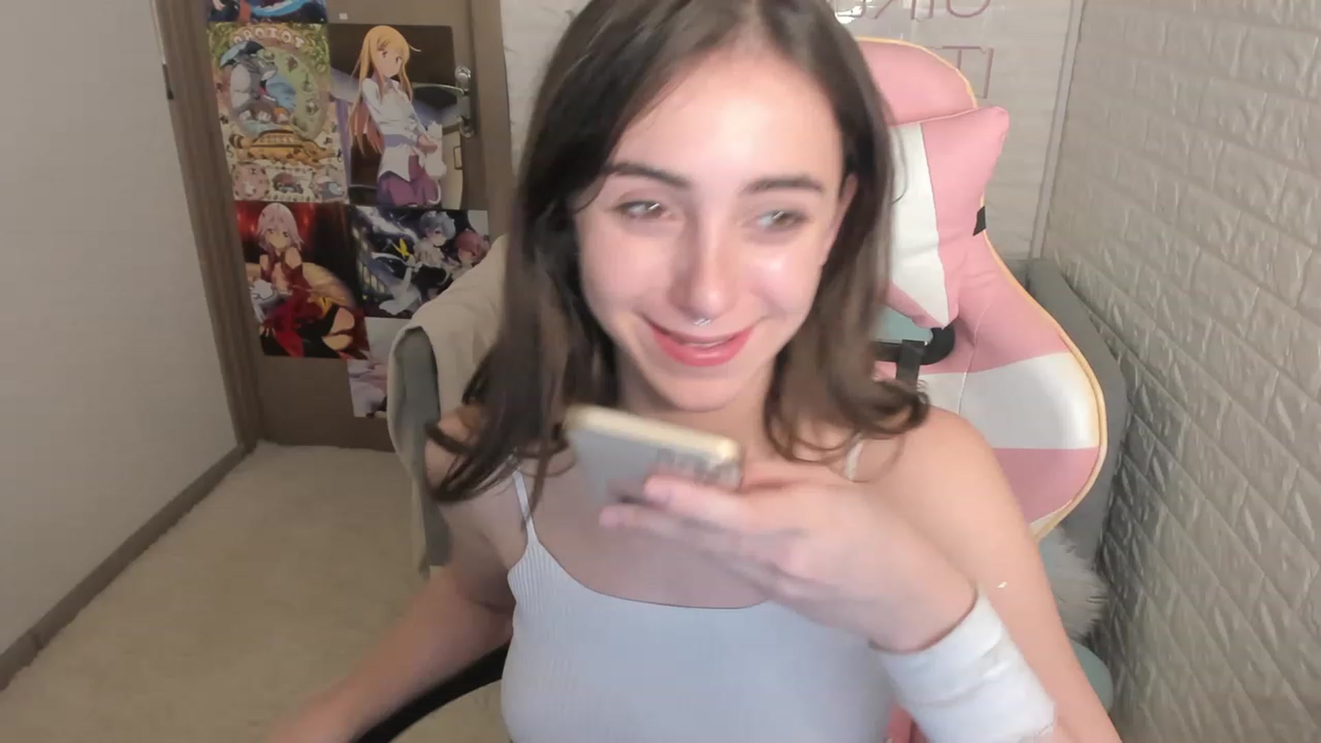 Gallery image thumbnail from ElsaYoung's myfreecams stream on, 12/15/2022, 12:42 image 9 of 20
