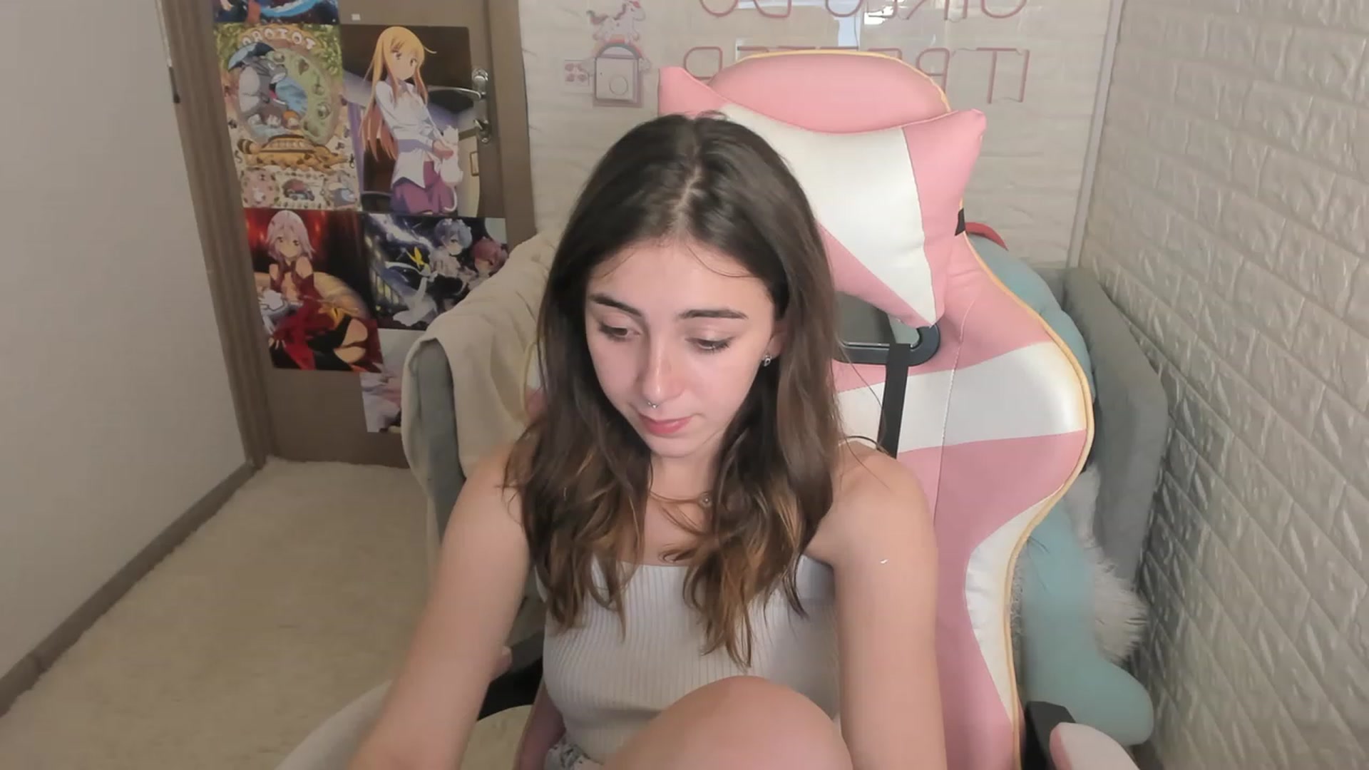 Gallery image thumbnail from ElsaYoung's myfreecams stream on, 12/15/2022, 12:42 image 16 of 20