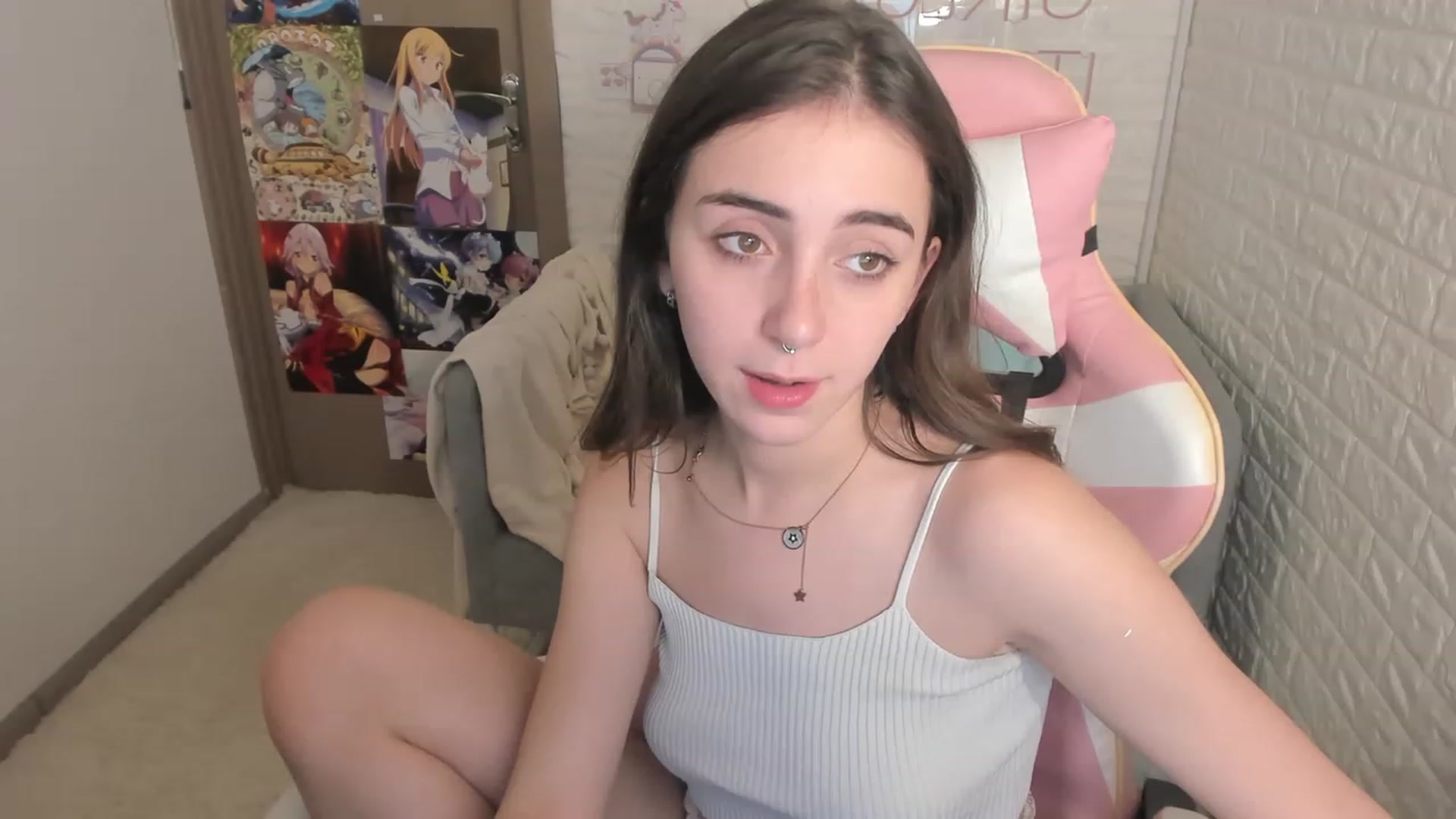 Gallery image thumbnail from ElsaYoung's myfreecams stream on, 12/15/2022, 12:42 image 17 of 20
