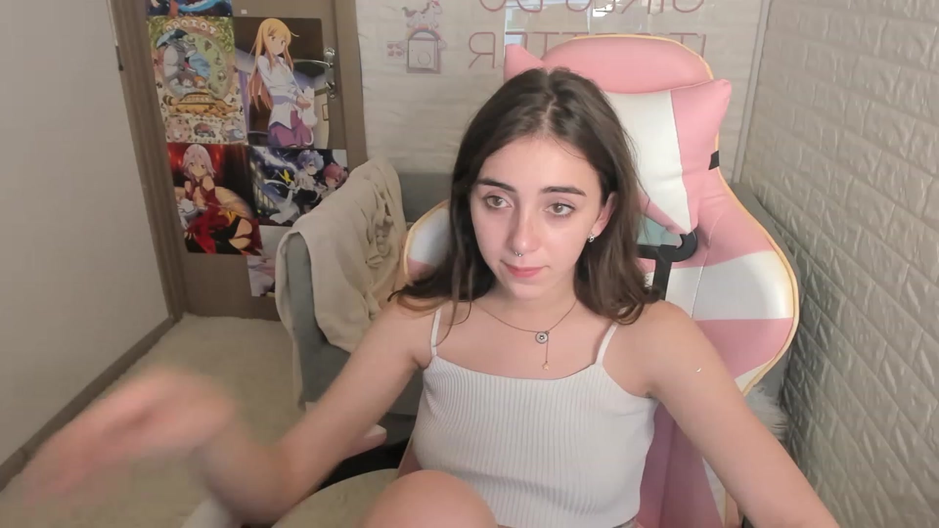 Gallery image thumbnail from ElsaYoung's myfreecams stream on, 12/15/2022, 12:42 image 13 of 20