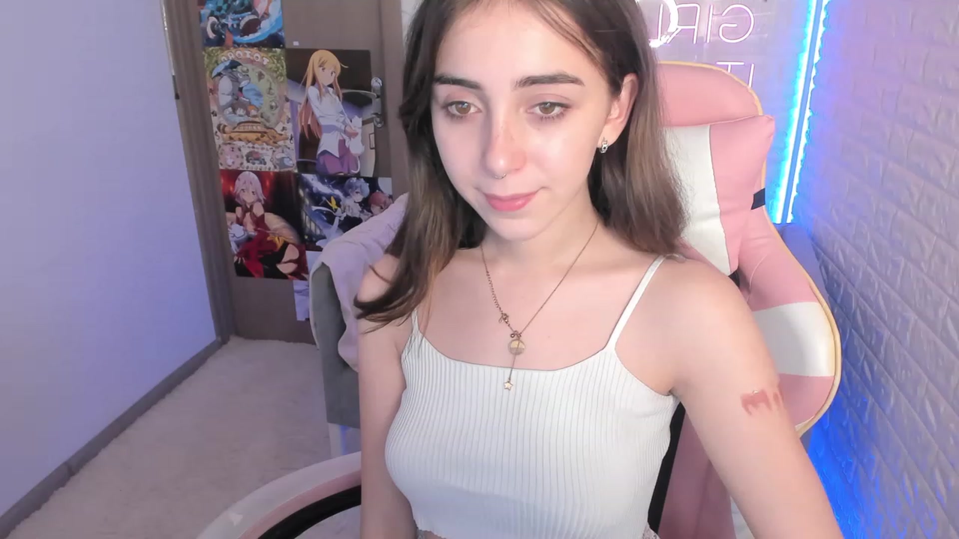 Gallery image thumbnail from ElsaYoung's myfreecams stream on, 12/15/2022, 15:10 image 9 of 20