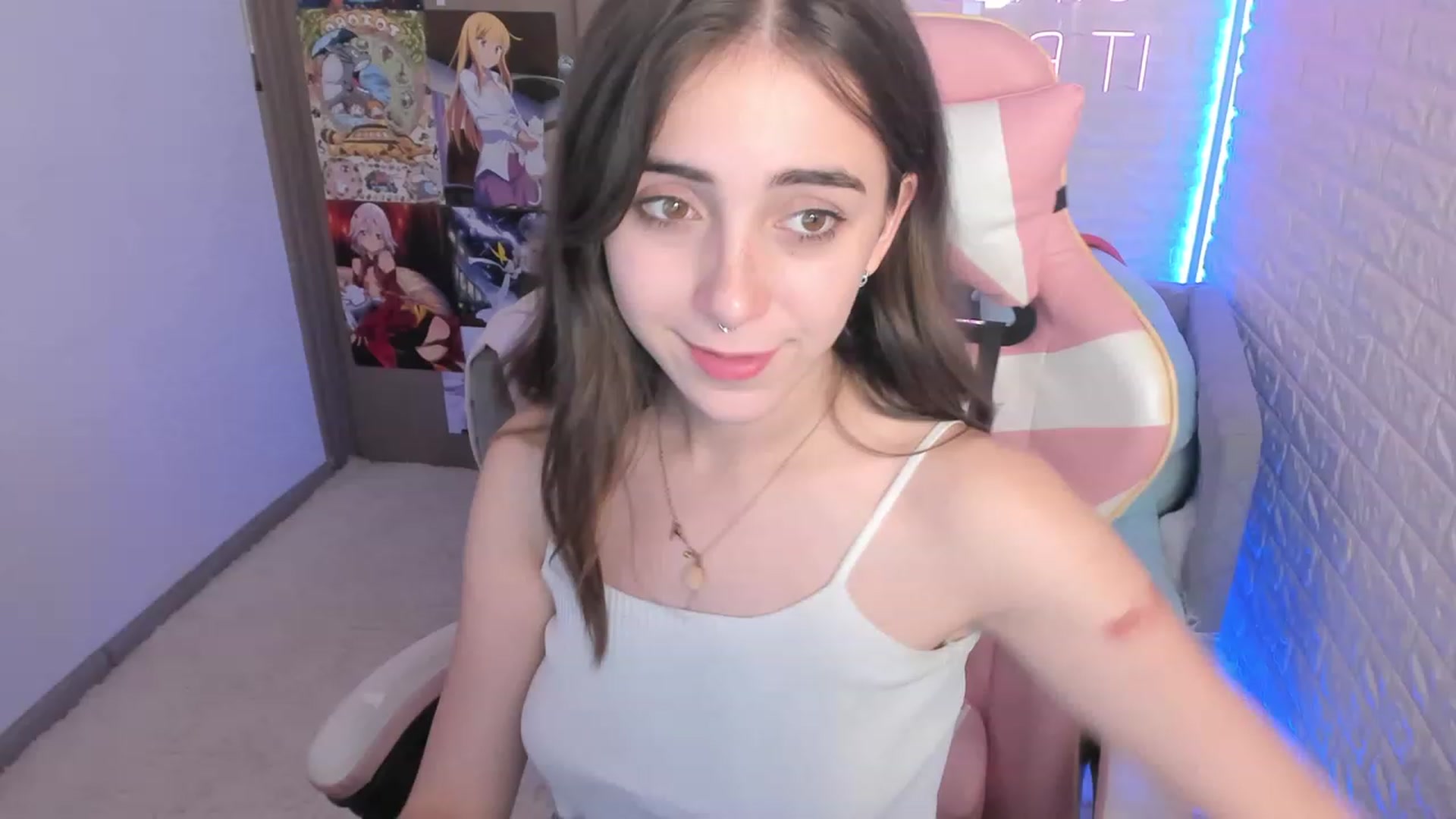 Gallery image thumbnail from ElsaYoung's myfreecams stream on, 12/15/2022, 15:10 image 12 of 20