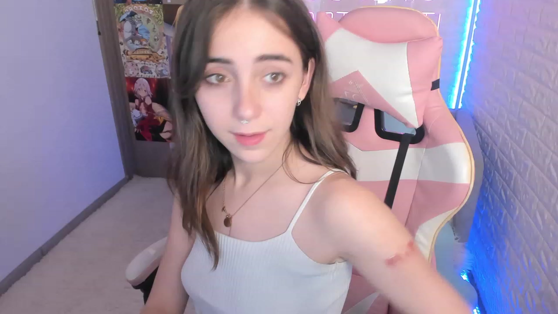 Gallery image thumbnail from ElsaYoung's myfreecams stream on, 12/15/2022, 15:10 image 13 of 20