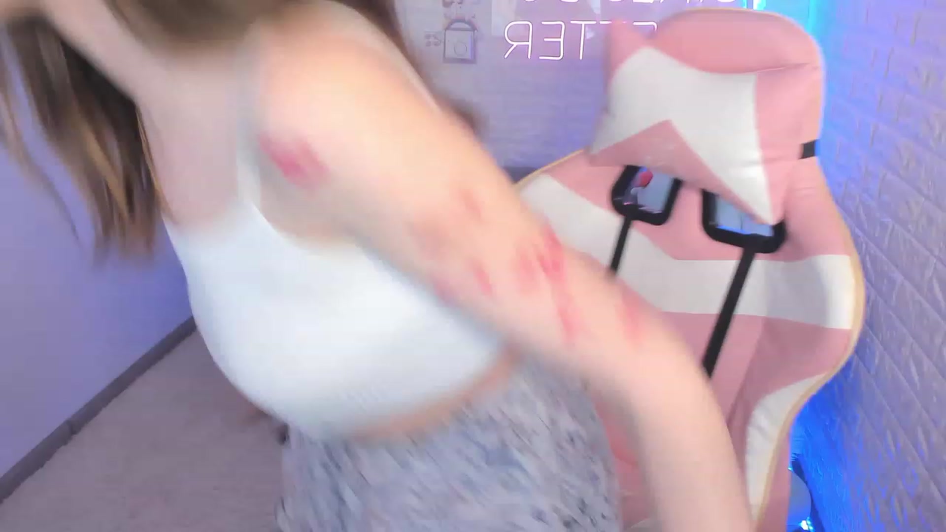 Gallery image thumbnail from ElsaYoung's myfreecams stream on, 12/15/2022, 15:10 image 19 of 20