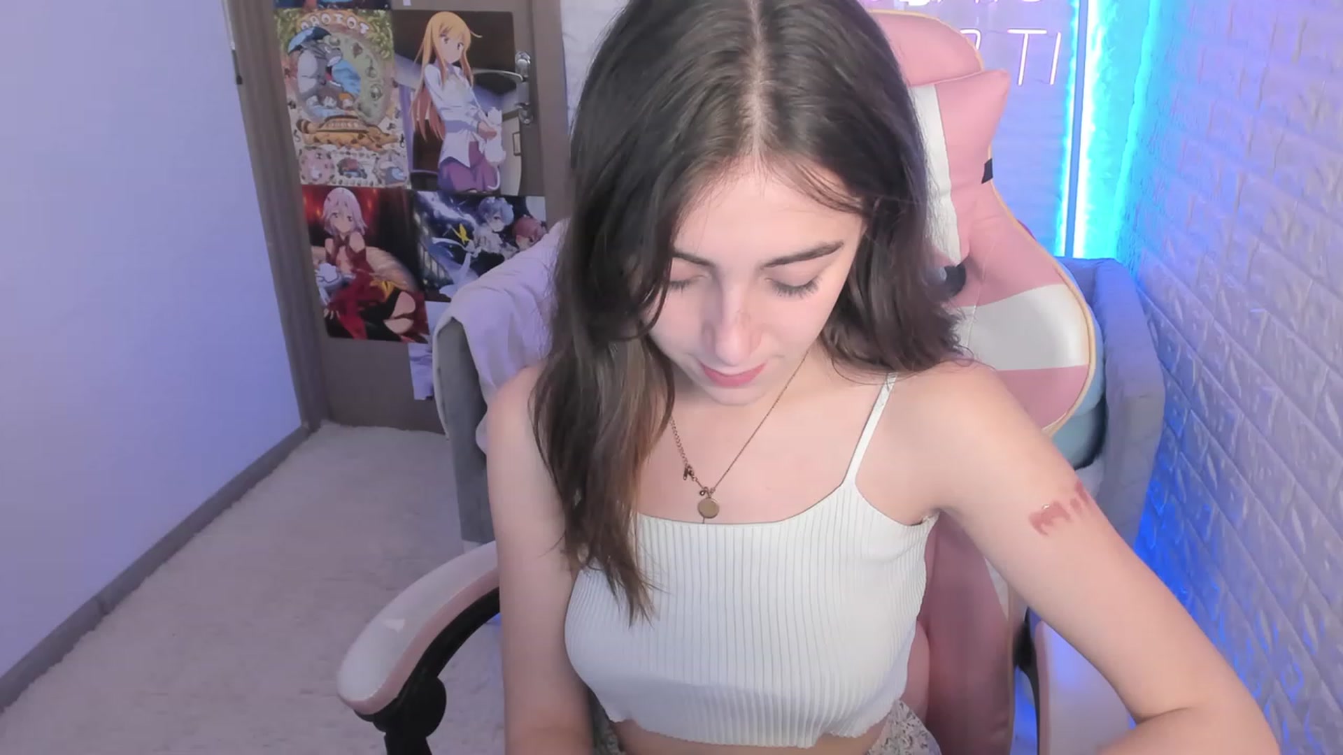 Gallery image thumbnail from ElsaYoung's myfreecams stream on, 12/15/2022, 15:10 image 14 of 20