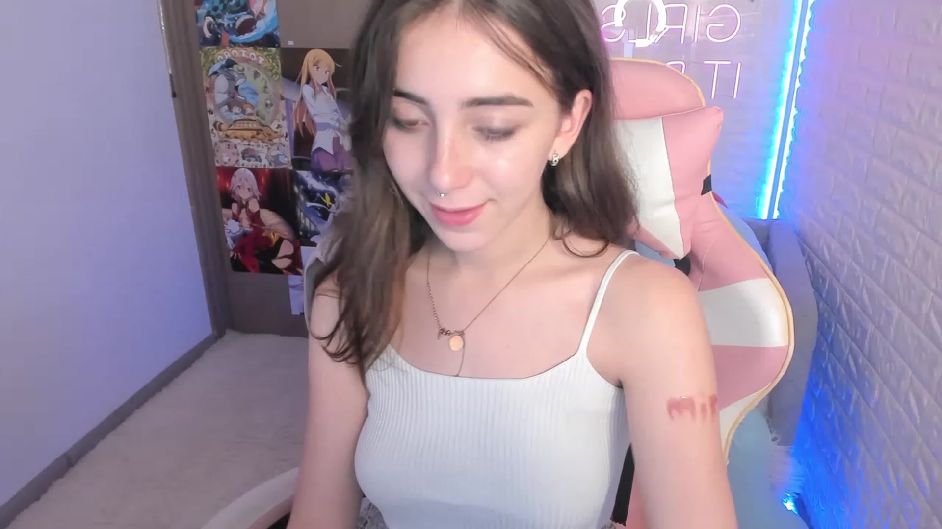 Gallery image thumbnail from ElsaYoung's myfreecams stream on, 12/15/2022, 15:10 image 10 of 20