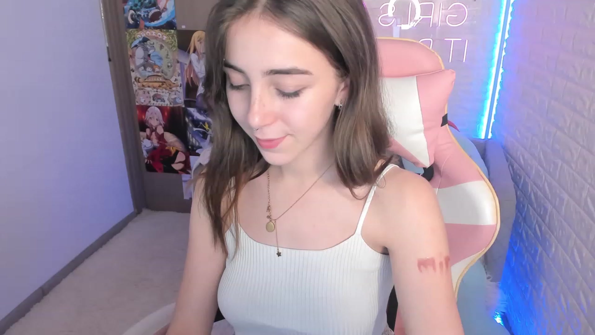 Gallery image thumbnail from ElsaYoung's myfreecams stream on, 12/15/2022, 15:10 image 3 of 20