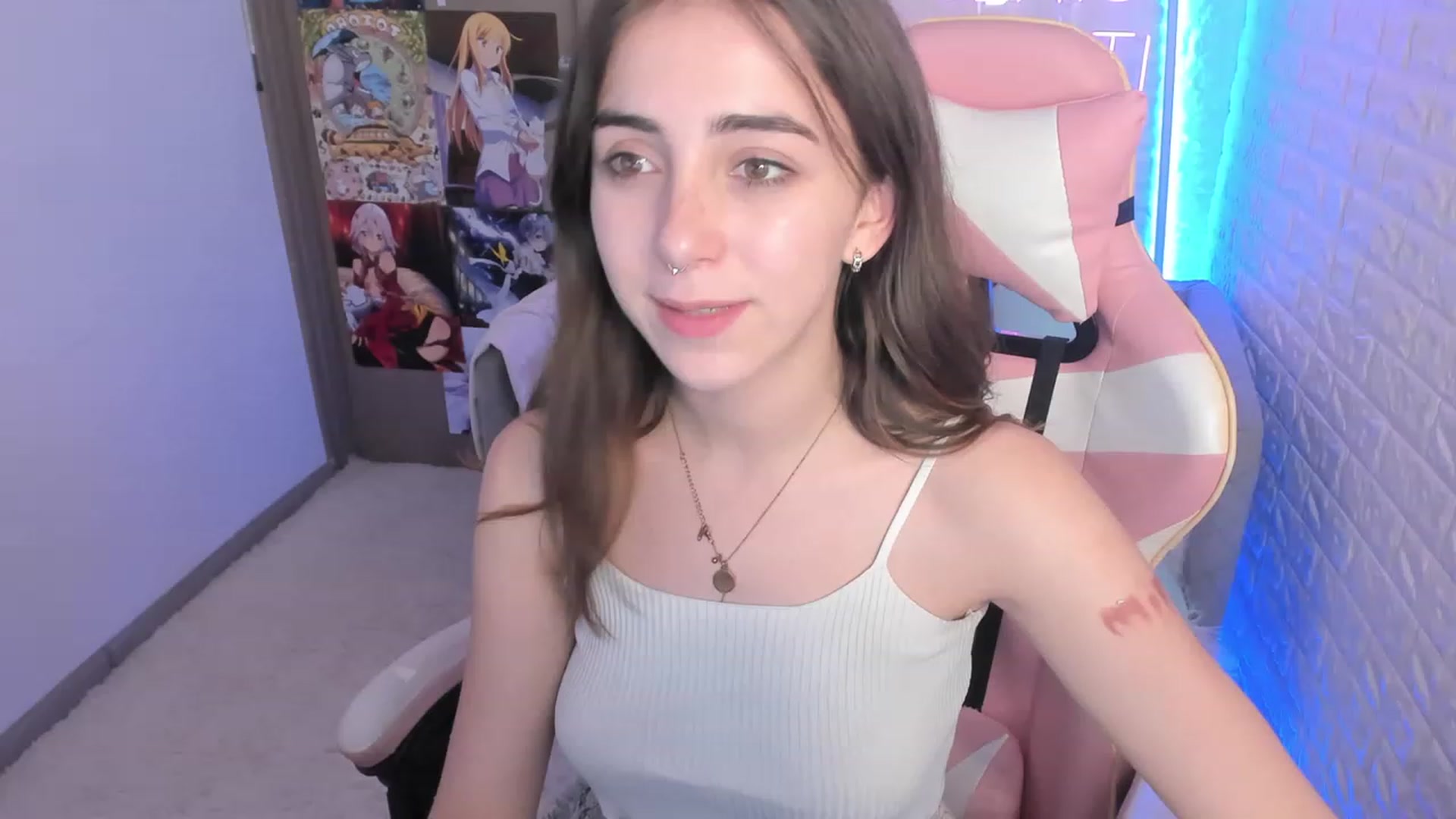 Gallery image thumbnail from ElsaYoung's myfreecams stream on, 12/15/2022, 15:10 image 15 of 20