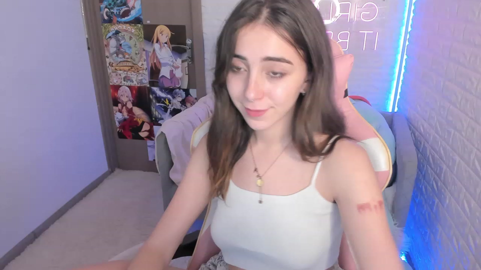 Gallery image thumbnail from ElsaYoung's myfreecams stream on, 12/15/2022, 15:10 image 5 of 20