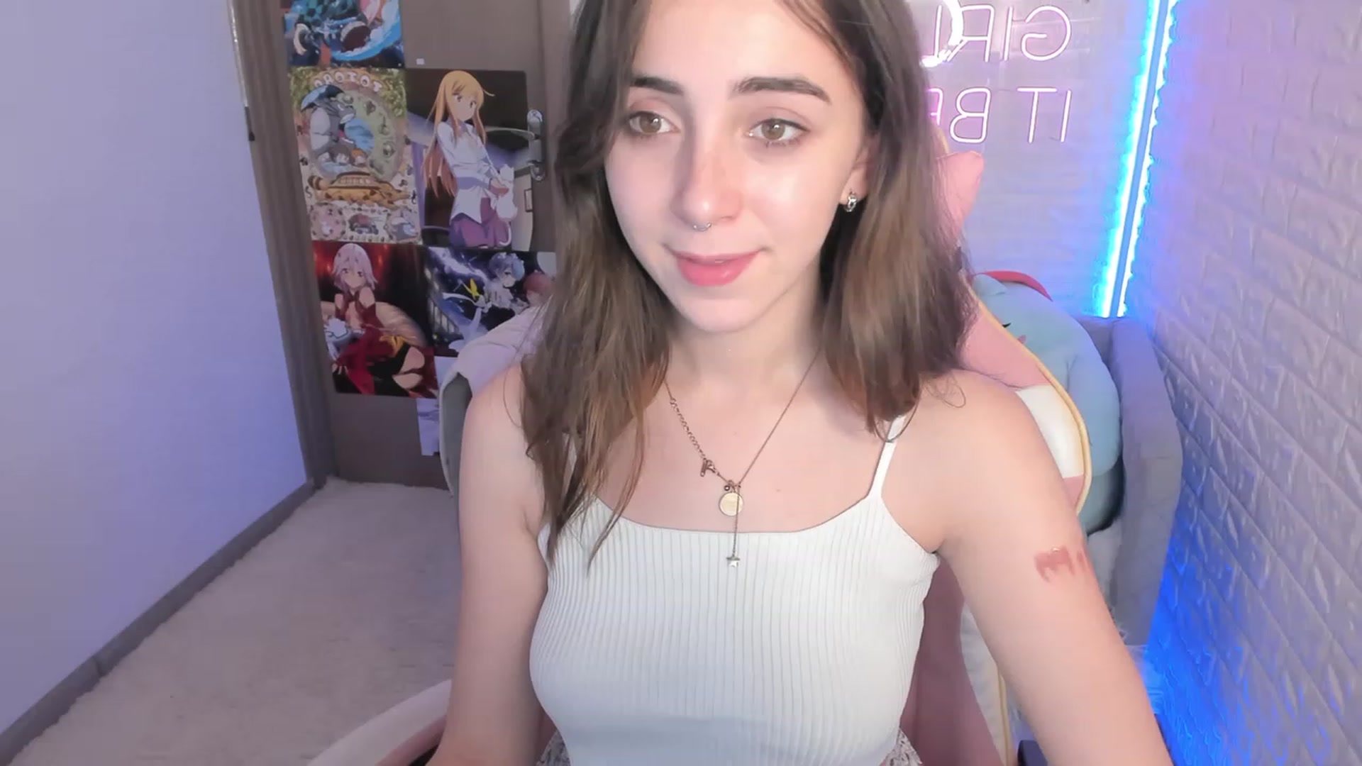 Gallery image thumbnail from ElsaYoung's myfreecams stream on, 12/15/2022, 15:10 image 7 of 20