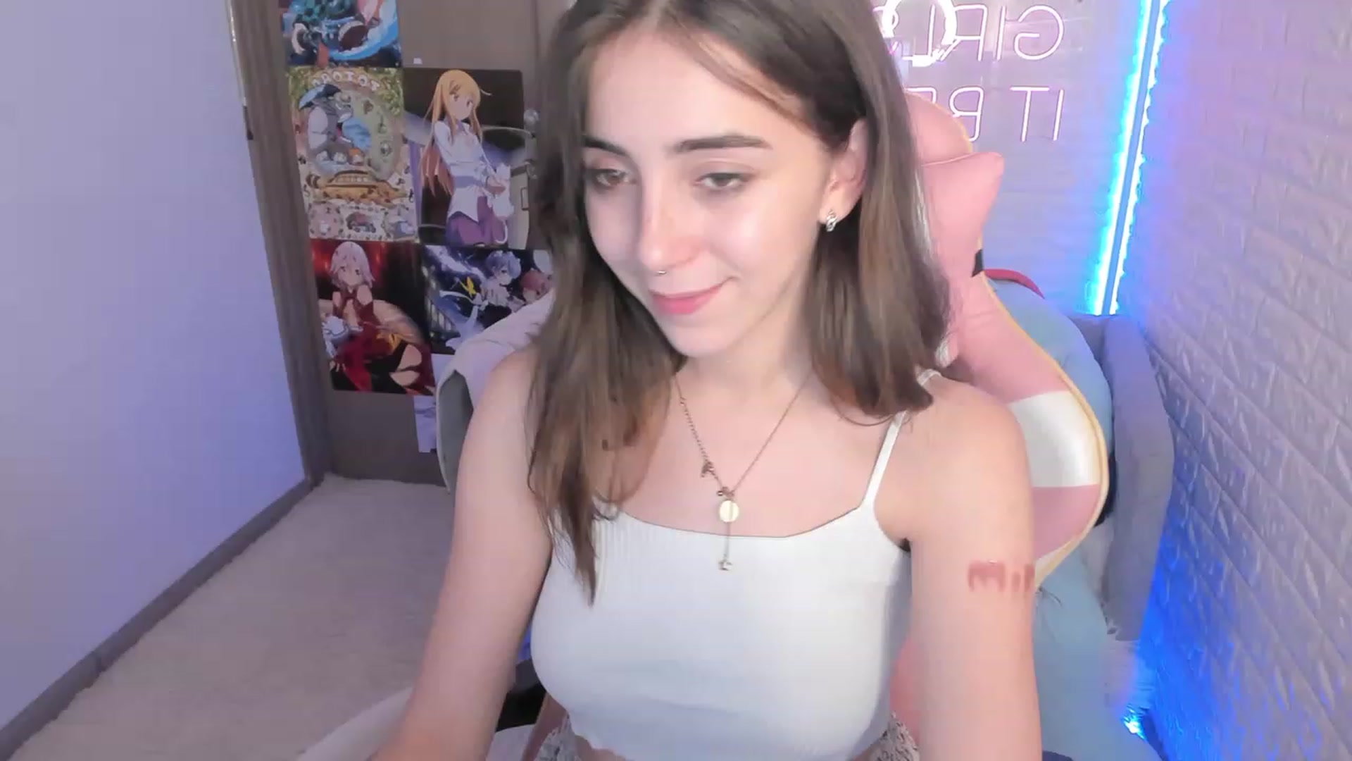 Gallery image thumbnail from ElsaYoung's myfreecams stream on, 12/15/2022, 15:10 image 8 of 20
