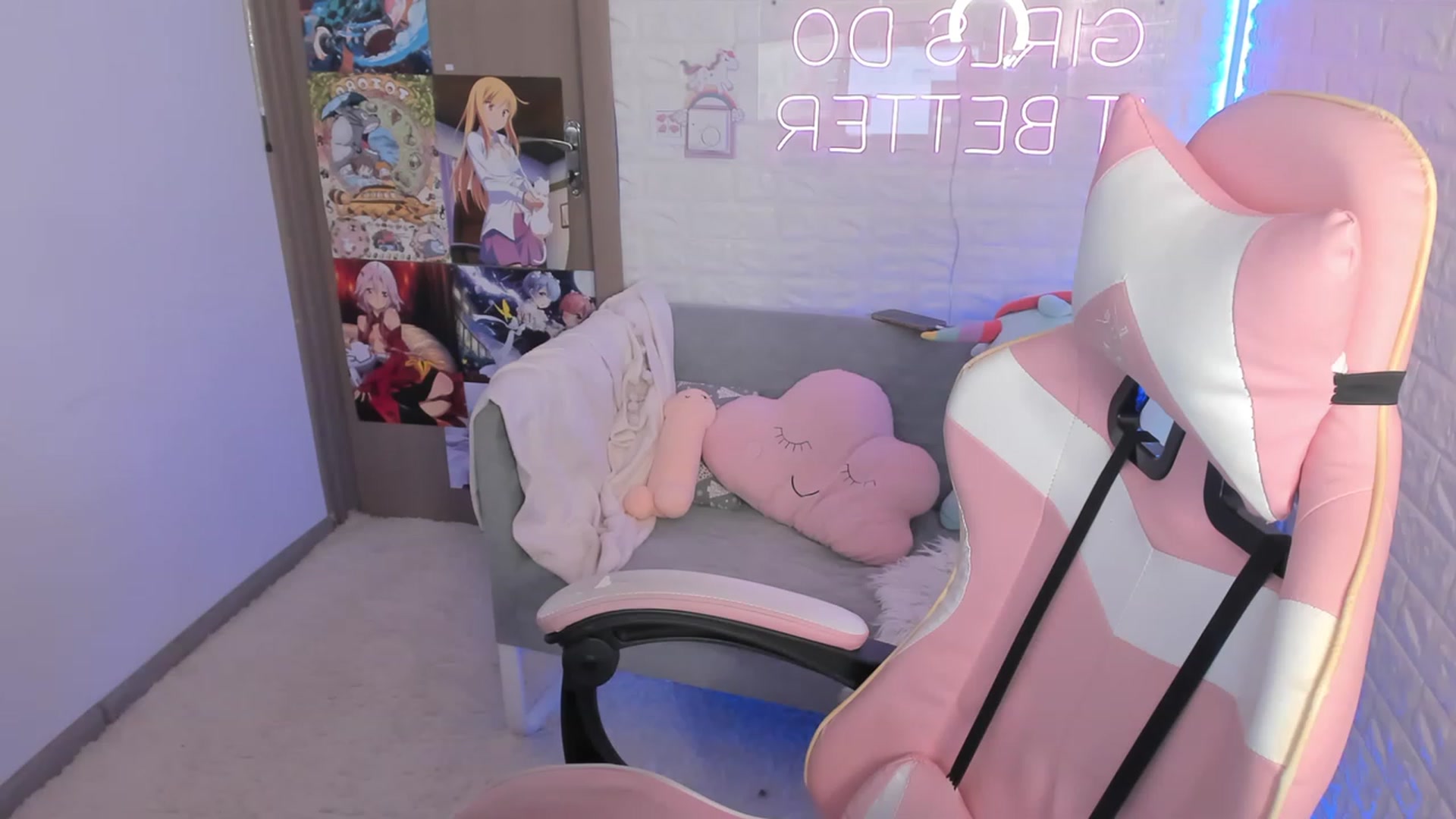 Gallery image thumbnail from ElsaYoung's myfreecams stream on, 12/15/2022, 15:10 image 2 of 20