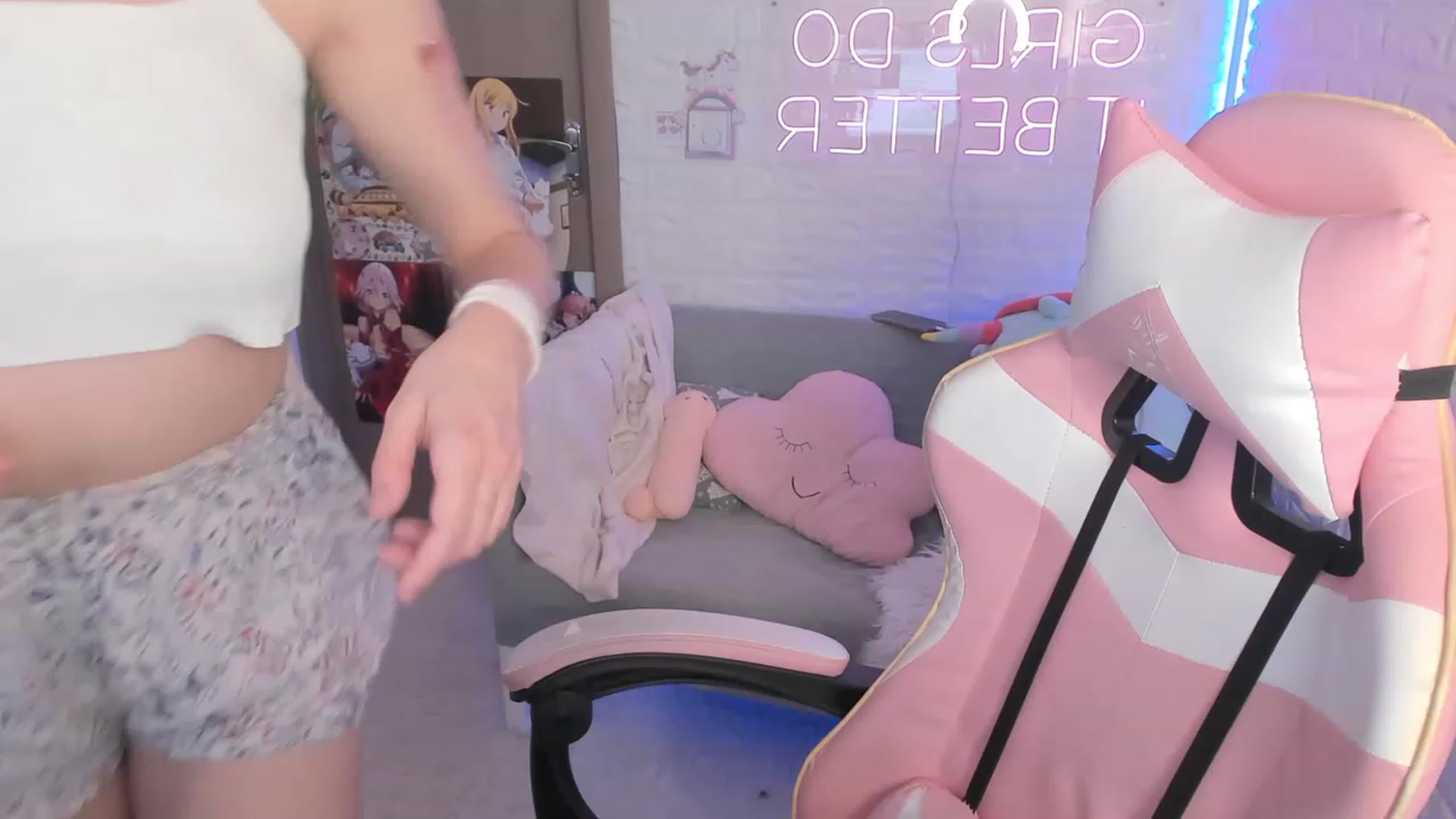 Gallery image thumbnail from ElsaYoung's myfreecams stream on, 12/15/2022, 15:10 image 11 of 20