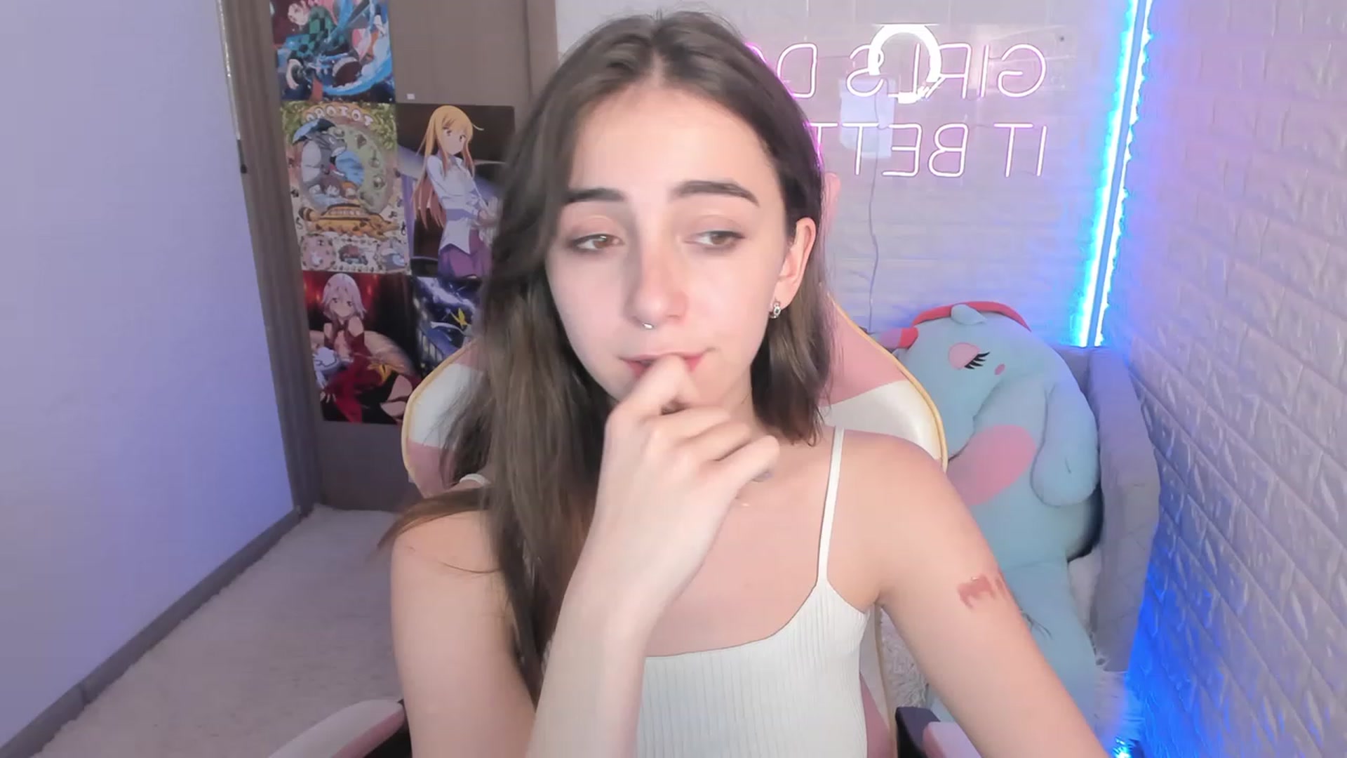 Gallery image thumbnail from ElsaYoung's myfreecams stream on, 12/15/2022, 15:10 image 1 of 20