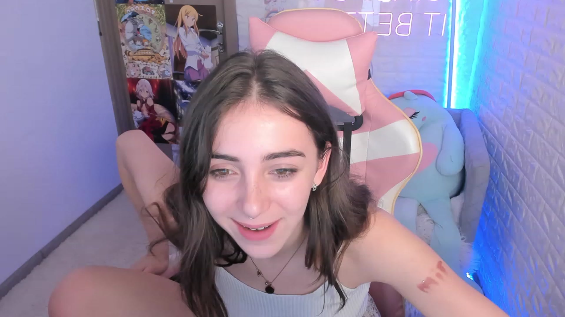 Gallery image thumbnail from ElsaYoung's myfreecams stream on, 12/15/2022, 15:10 image 17 of 20
