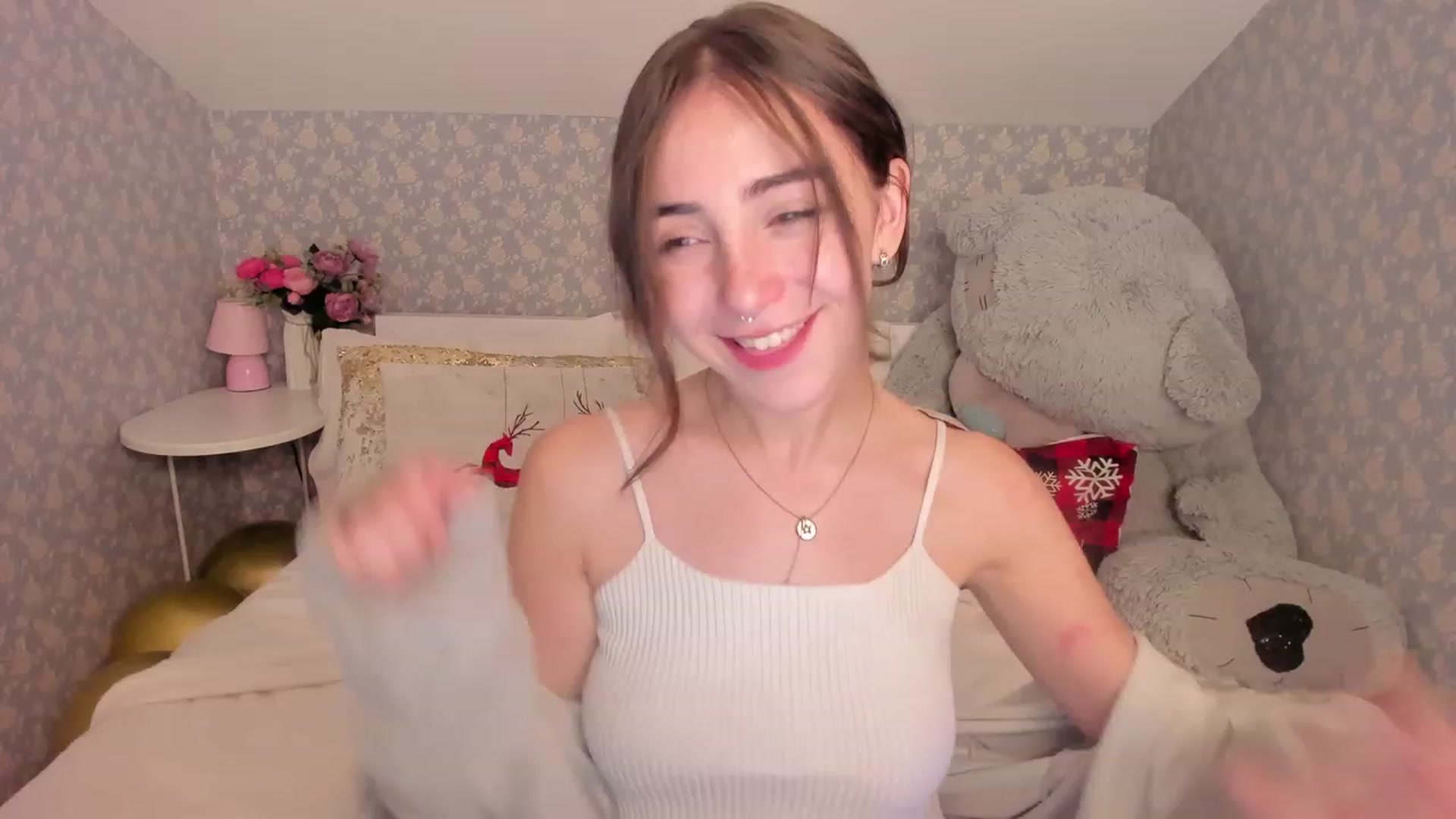 Gallery image thumbnail from ElsaYoung's myfreecams stream on, 12/16/2022, 07:40 image 10 of 20