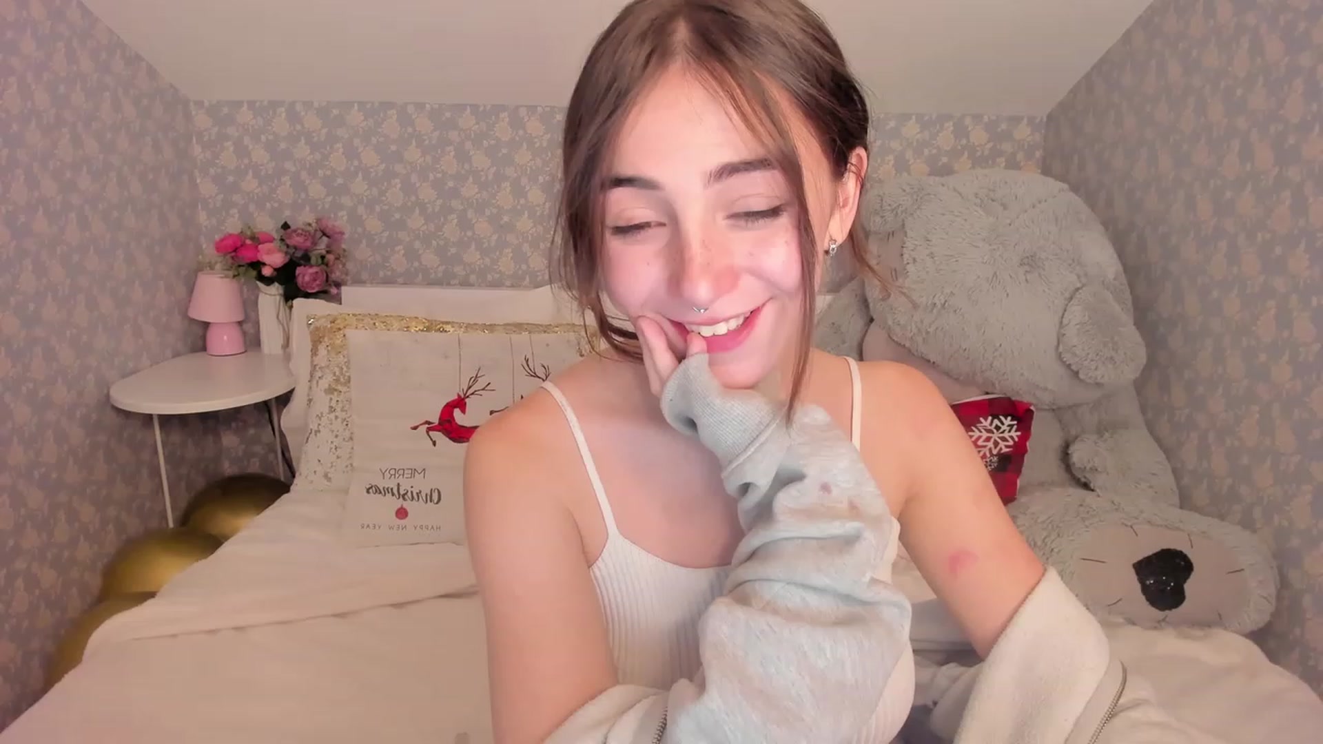 Gallery image thumbnail from ElsaYoung's myfreecams stream on, 12/16/2022, 07:40 image 6 of 20