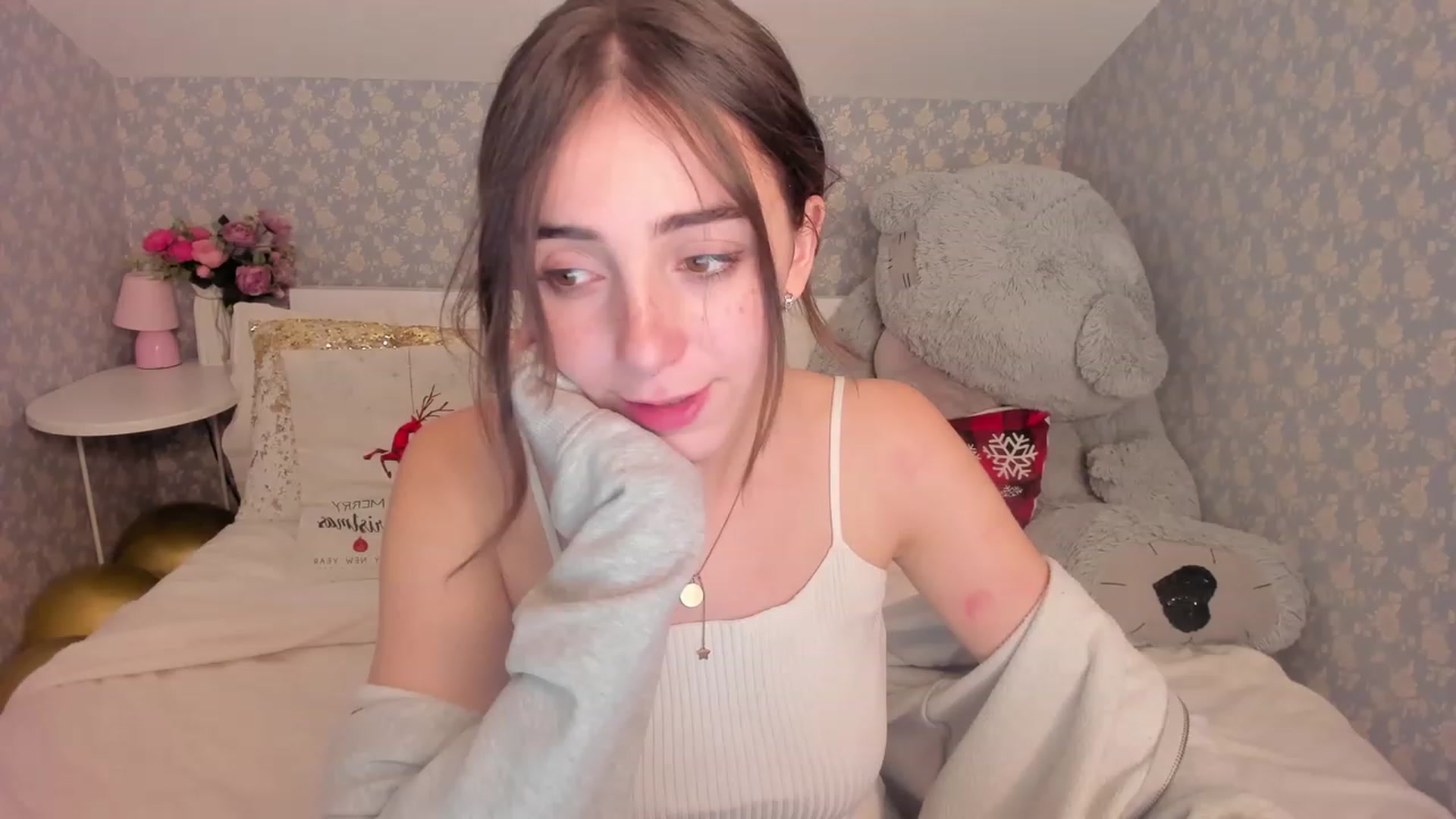 Gallery image thumbnail from ElsaYoung's myfreecams stream on, 12/16/2022, 08:17 image 17 of 20