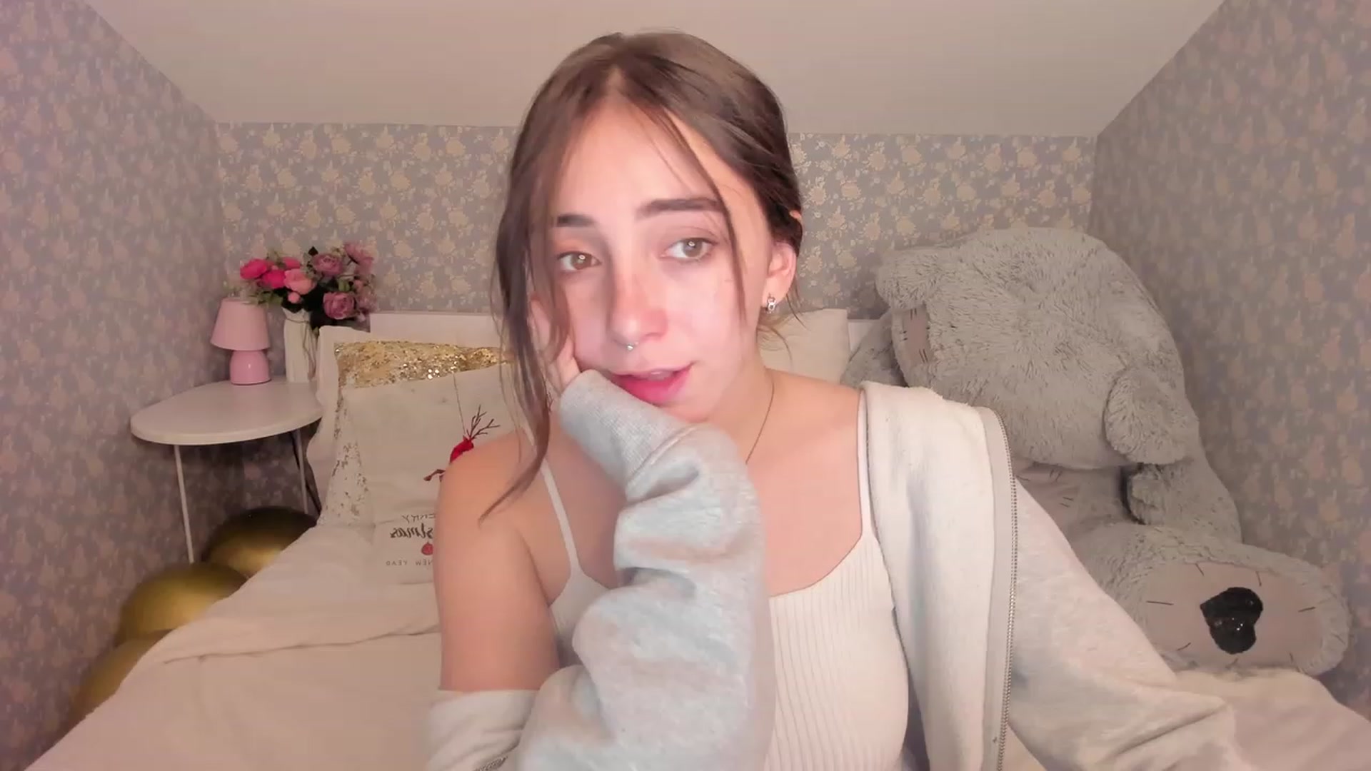 Gallery image thumbnail from ElsaYoung's myfreecams stream on, 12/16/2022, 09:15 image 20 of 20