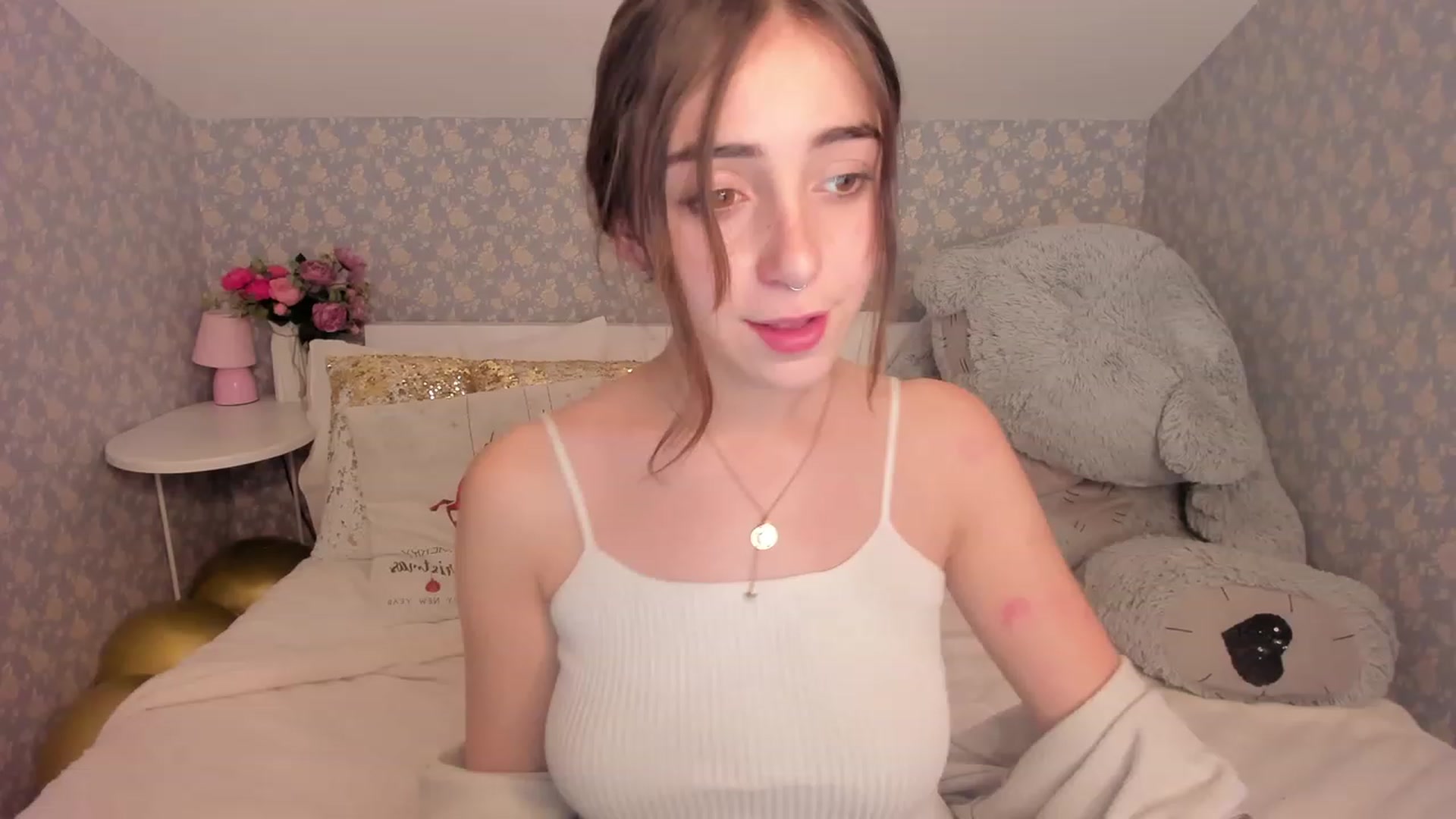 Gallery image thumbnail from ElsaYoung's myfreecams stream on, 12/16/2022, 11:30 image 17 of 20