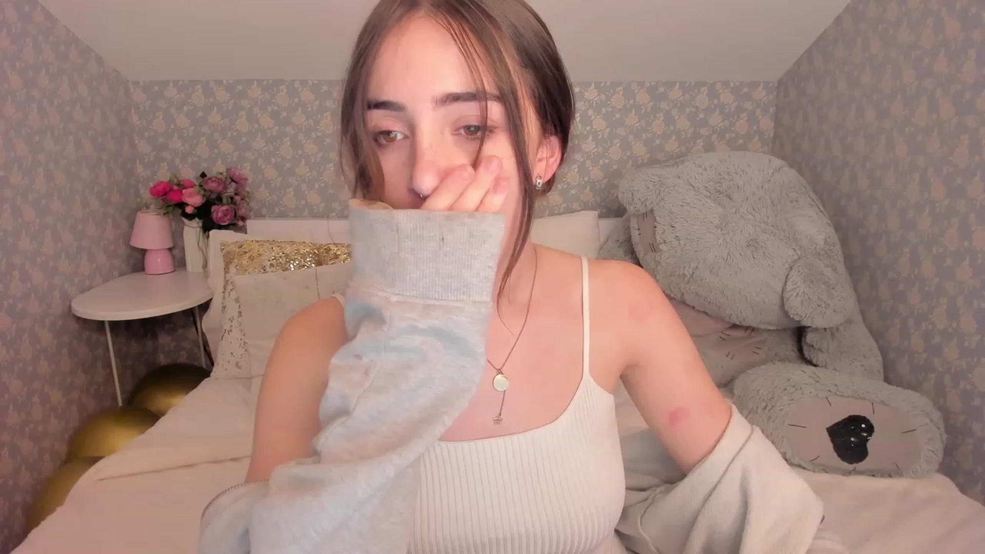 Gallery image thumbnail from ElsaYoung's myfreecams stream on, 12/16/2022, 11:30 image 4 of 20