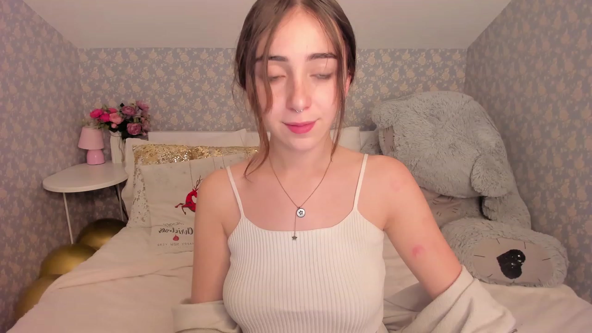 Gallery image thumbnail from ElsaYoung's myfreecams stream on, 12/16/2022, 11:30 image 18 of 20