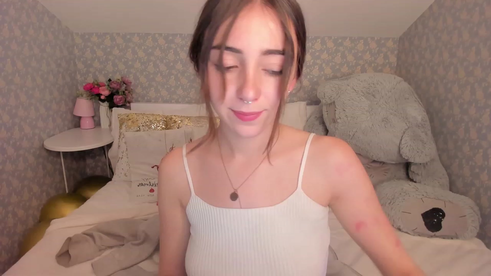 Gallery image thumbnail from ElsaYoung's myfreecams stream on, 12/16/2022, 12:52 image 12 of 20