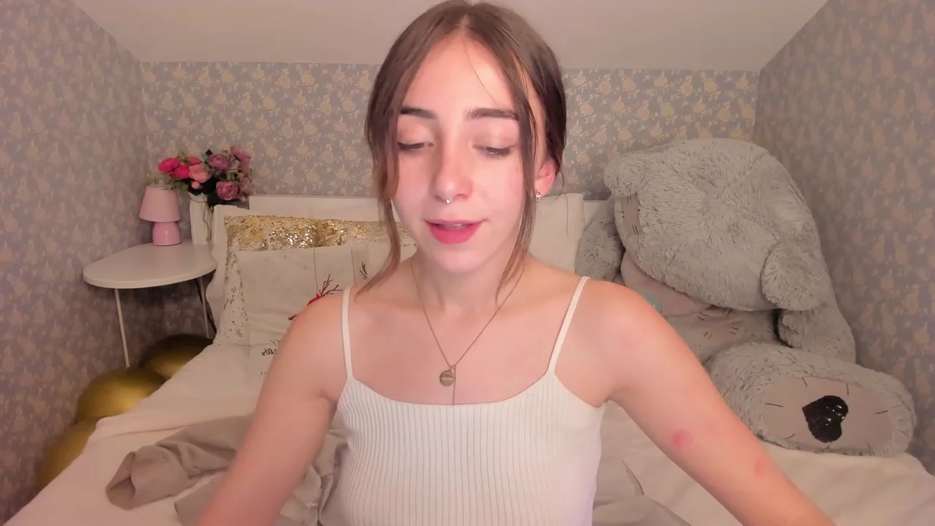 Gallery image thumbnail from ElsaYoung's myfreecams stream on, 12/16/2022, 12:52 image 18 of 20