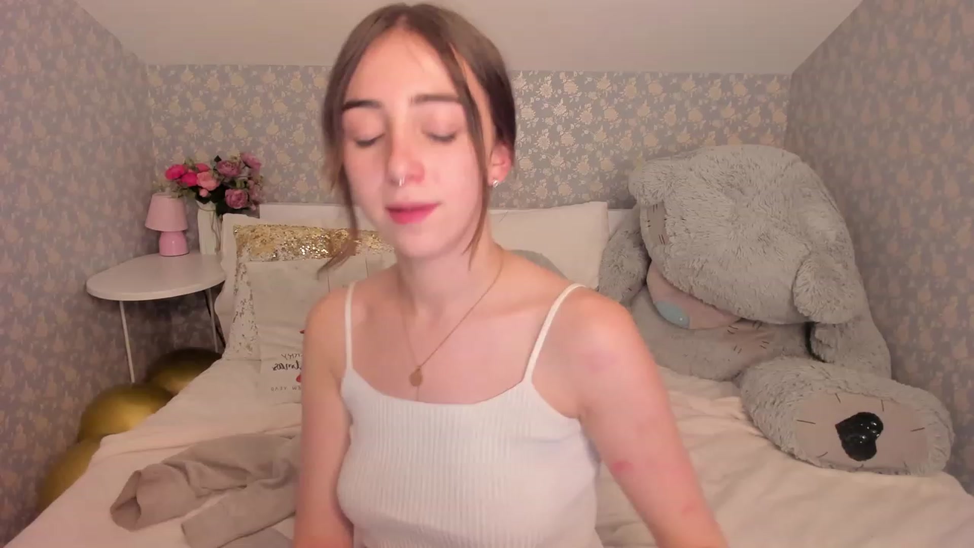 Gallery image thumbnail from ElsaYoung's myfreecams stream on, 12/16/2022, 12:52 image 16 of 20