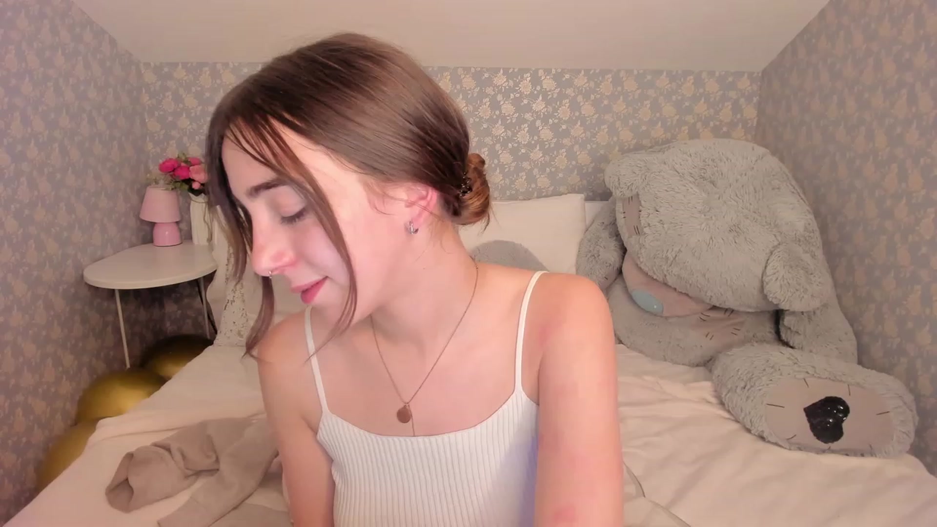 Gallery image thumbnail from ElsaYoung's myfreecams stream on, 12/16/2022, 12:52 image 11 of 20