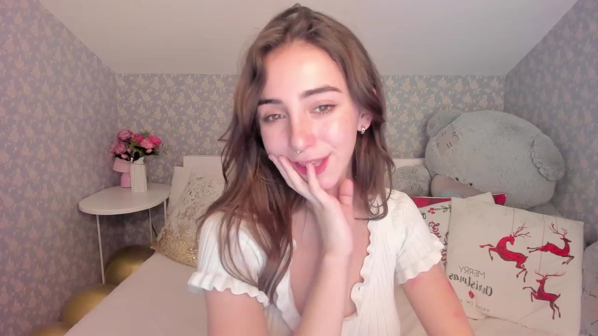 Gallery image thumbnail from ElsaYoung's myfreecams stream on, 12/17/2022, 11:11 image 10 of 20