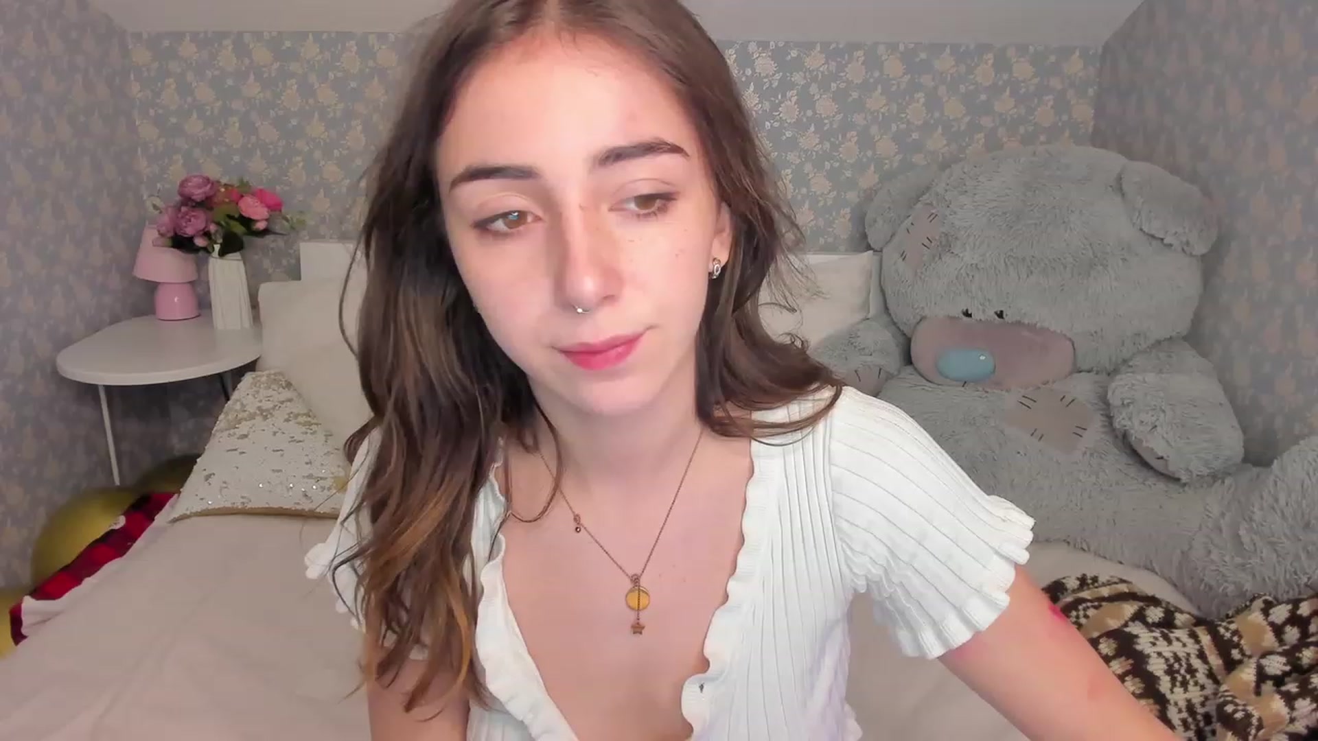 Gallery image thumbnail from ElsaYoung's myfreecams stream on, 12/18/2022, 08:58 image 7 of 20