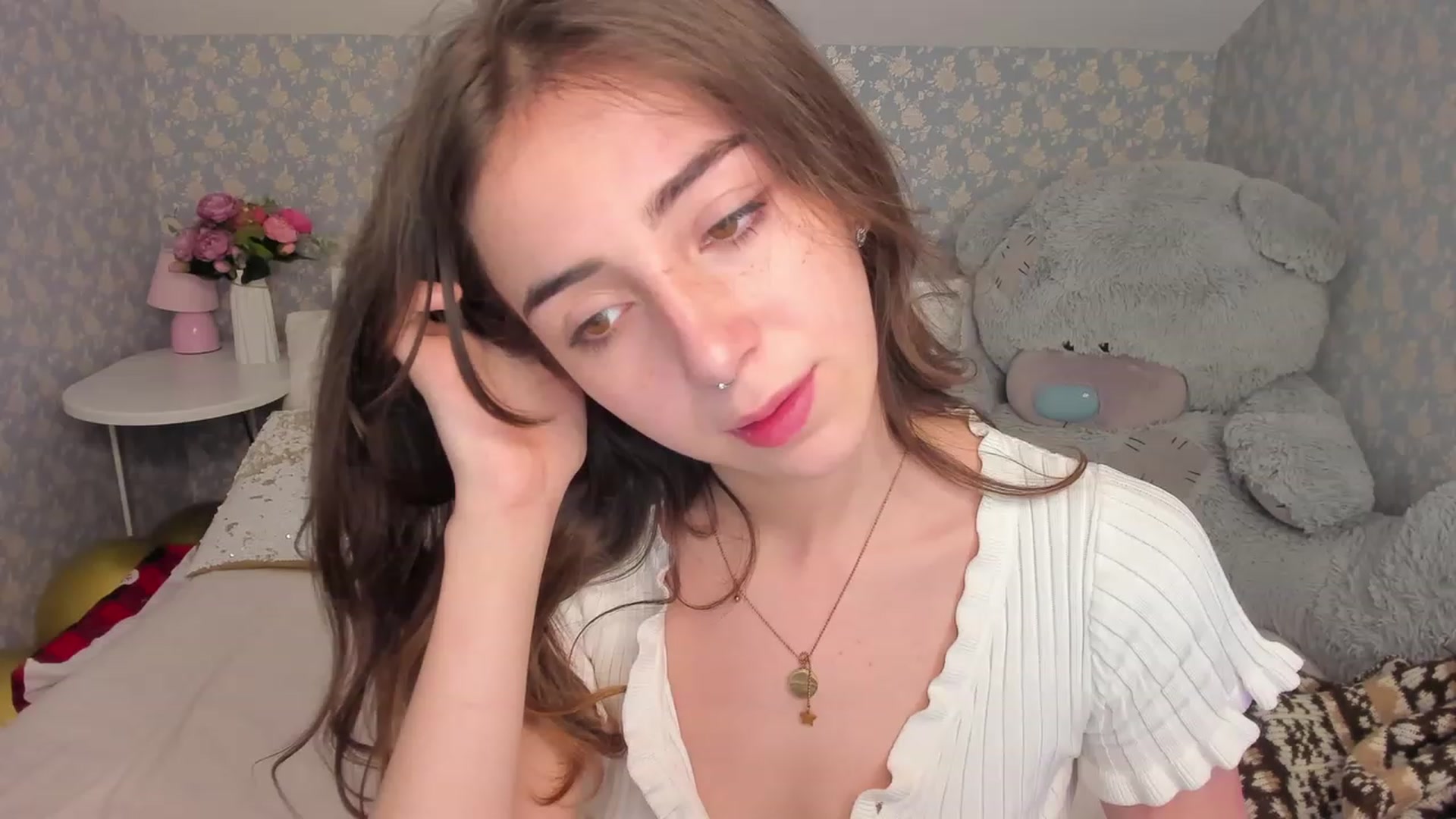 Gallery image thumbnail from ElsaYoung's myfreecams stream on, 12/18/2022, 08:58 image 10 of 20