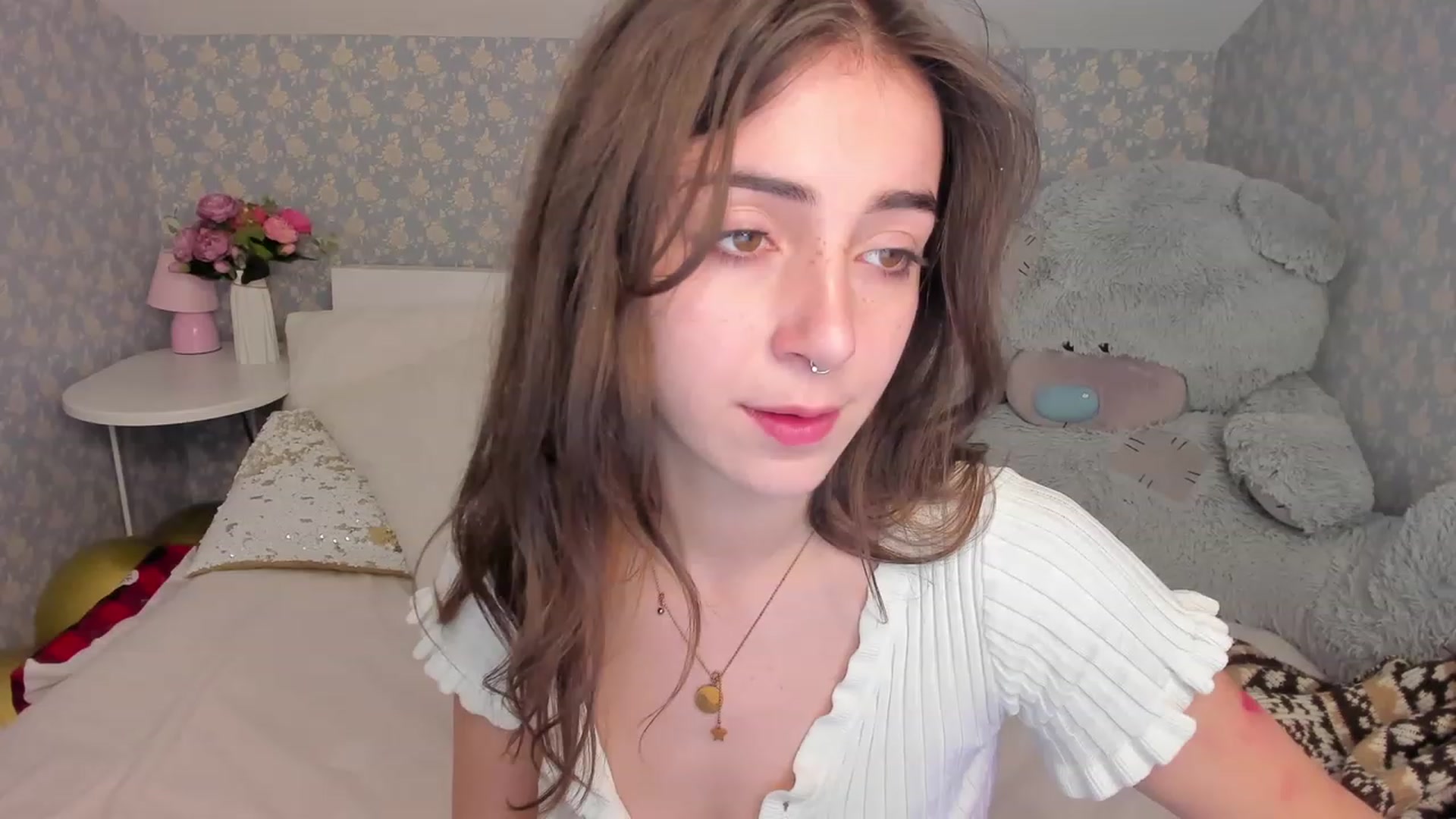 Gallery image thumbnail from ElsaYoung's myfreecams stream on, 12/18/2022, 08:58 image 18 of 20