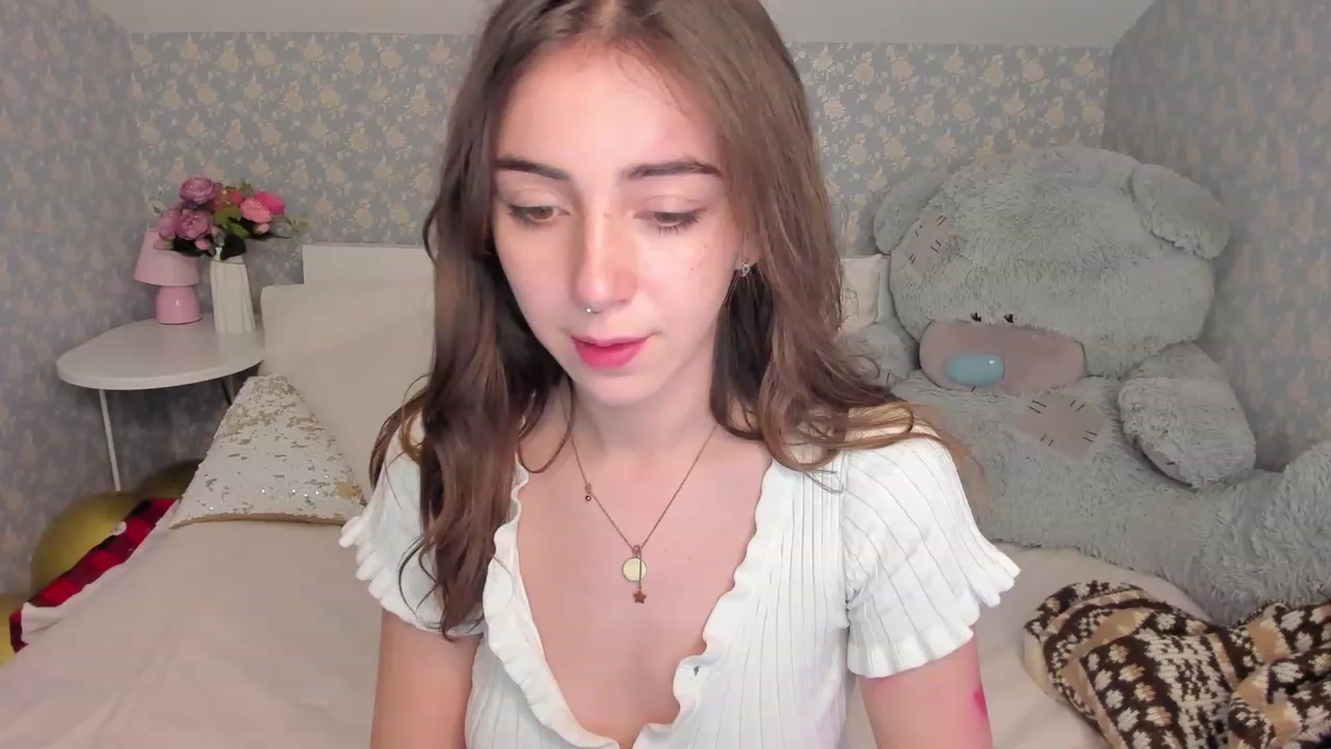 Gallery image thumbnail from ElsaYoung's myfreecams stream on, 12/18/2022, 08:58 image 2 of 20