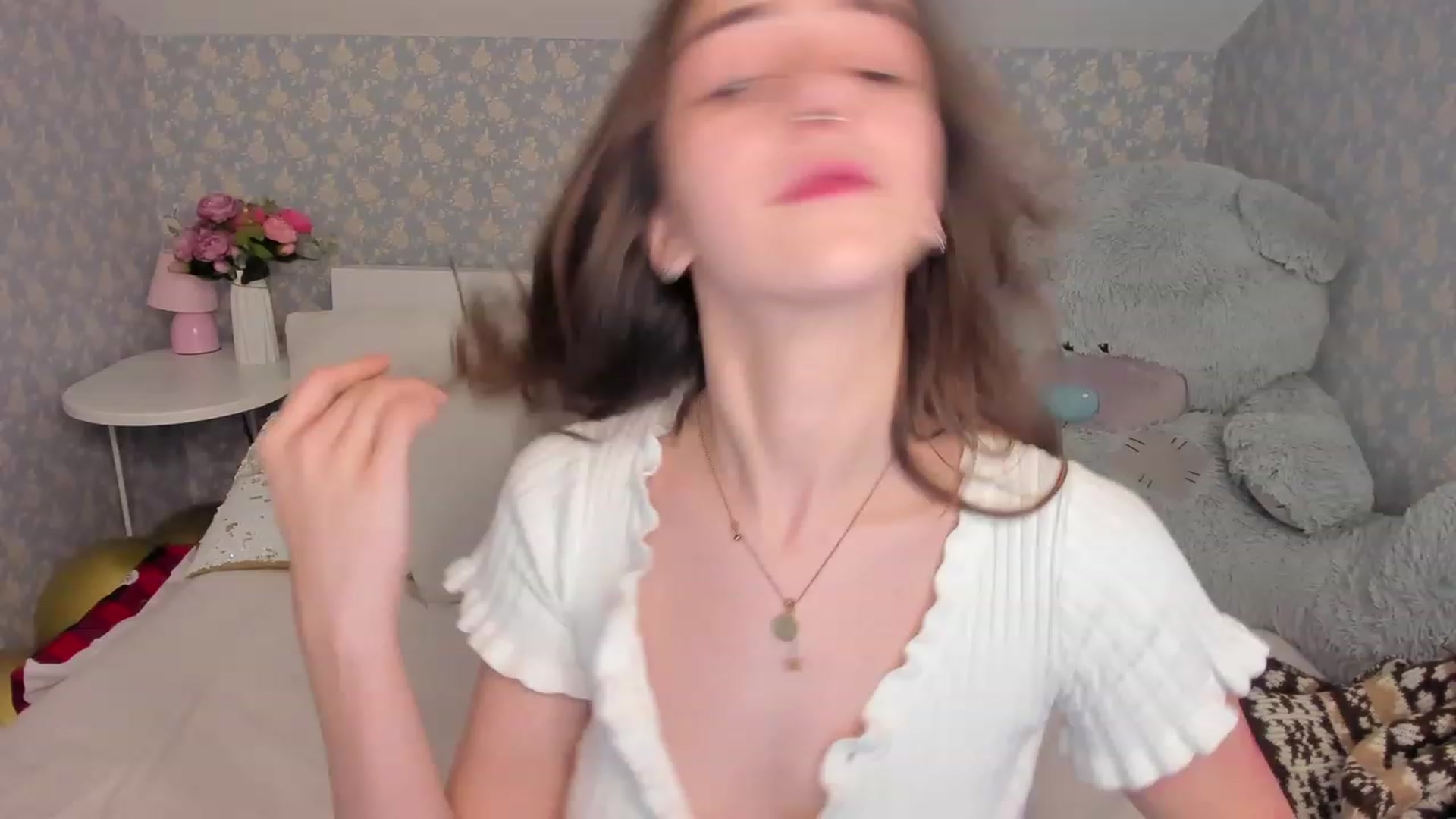 Gallery image thumbnail from ElsaYoung's myfreecams stream on, 12/18/2022, 08:58 image 17 of 20
