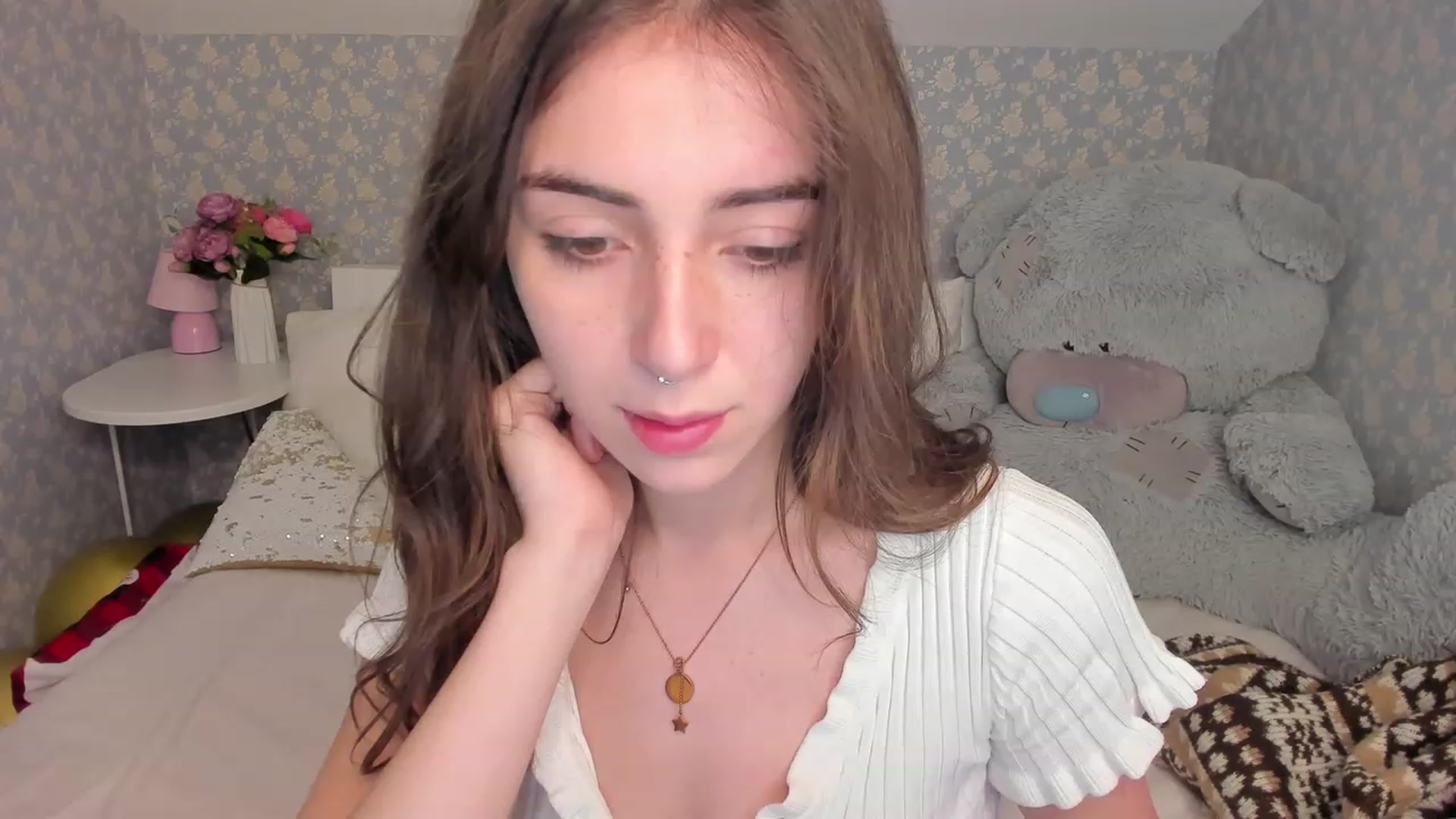 Gallery image thumbnail from ElsaYoung's myfreecams stream on, 12/18/2022, 08:58 image 14 of 20