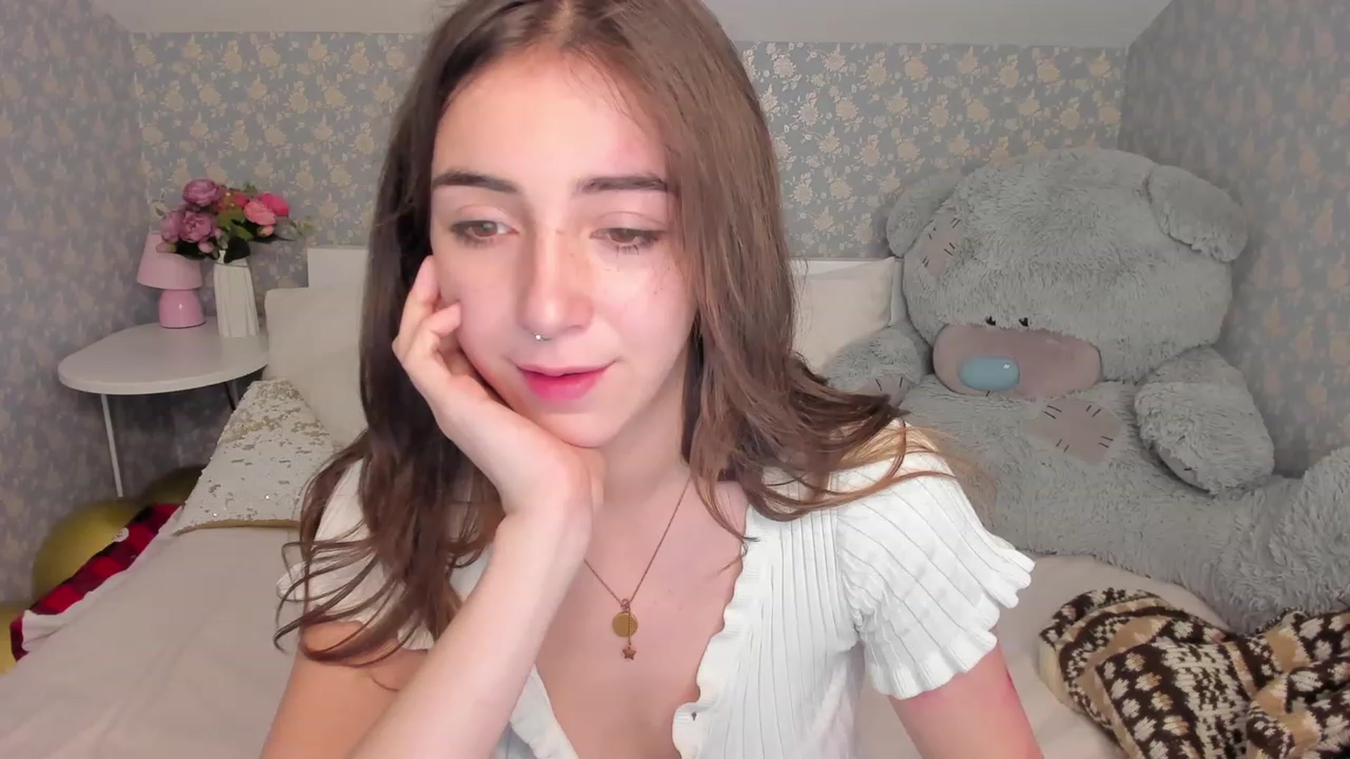 Gallery image thumbnail from ElsaYoung's myfreecams stream on, 12/18/2022, 08:58 image 4 of 20