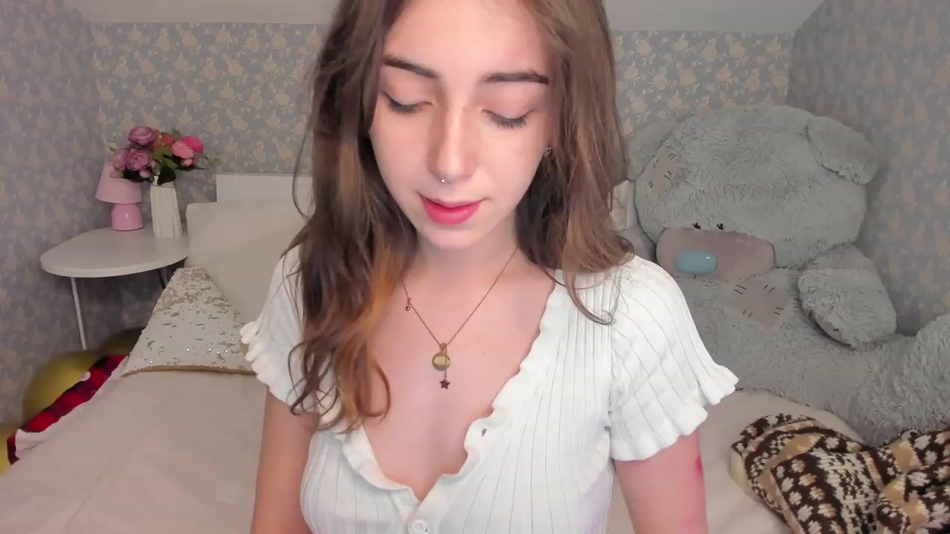 Gallery image thumbnail from ElsaYoung's myfreecams stream on, 12/18/2022, 08:58 image 8 of 20