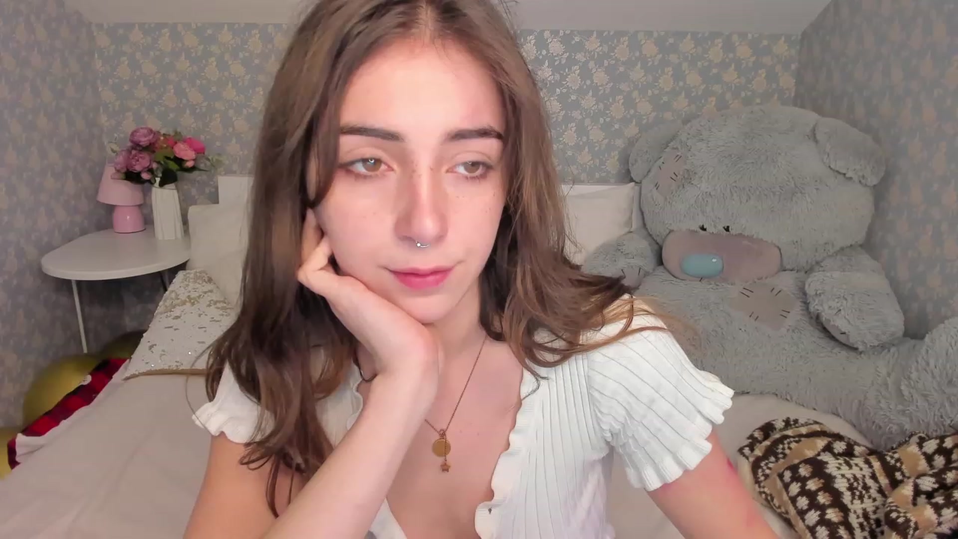 Gallery image thumbnail from ElsaYoung's myfreecams stream on, 12/18/2022, 08:58 image 3 of 20
