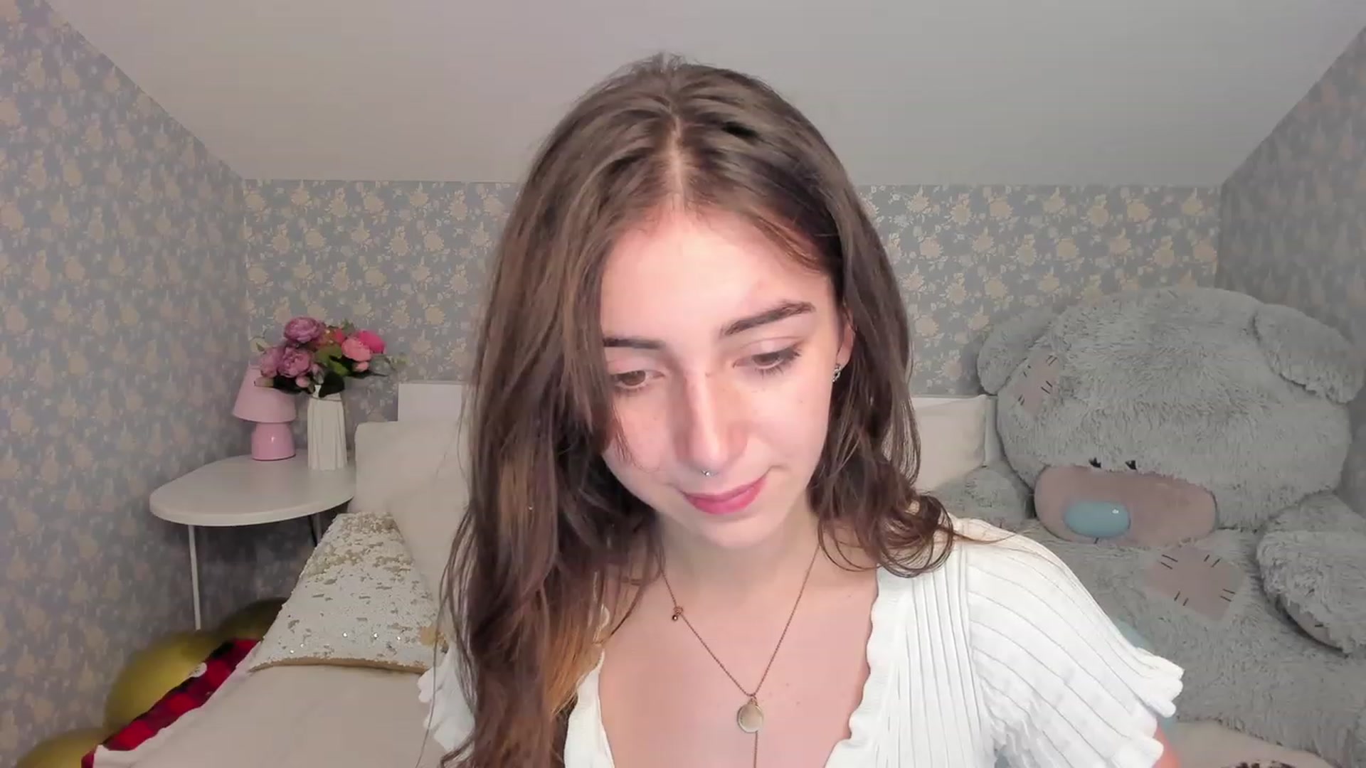 Gallery image thumbnail from ElsaYoung's myfreecams stream on, 12/18/2022, 10:34 image 17 of 20