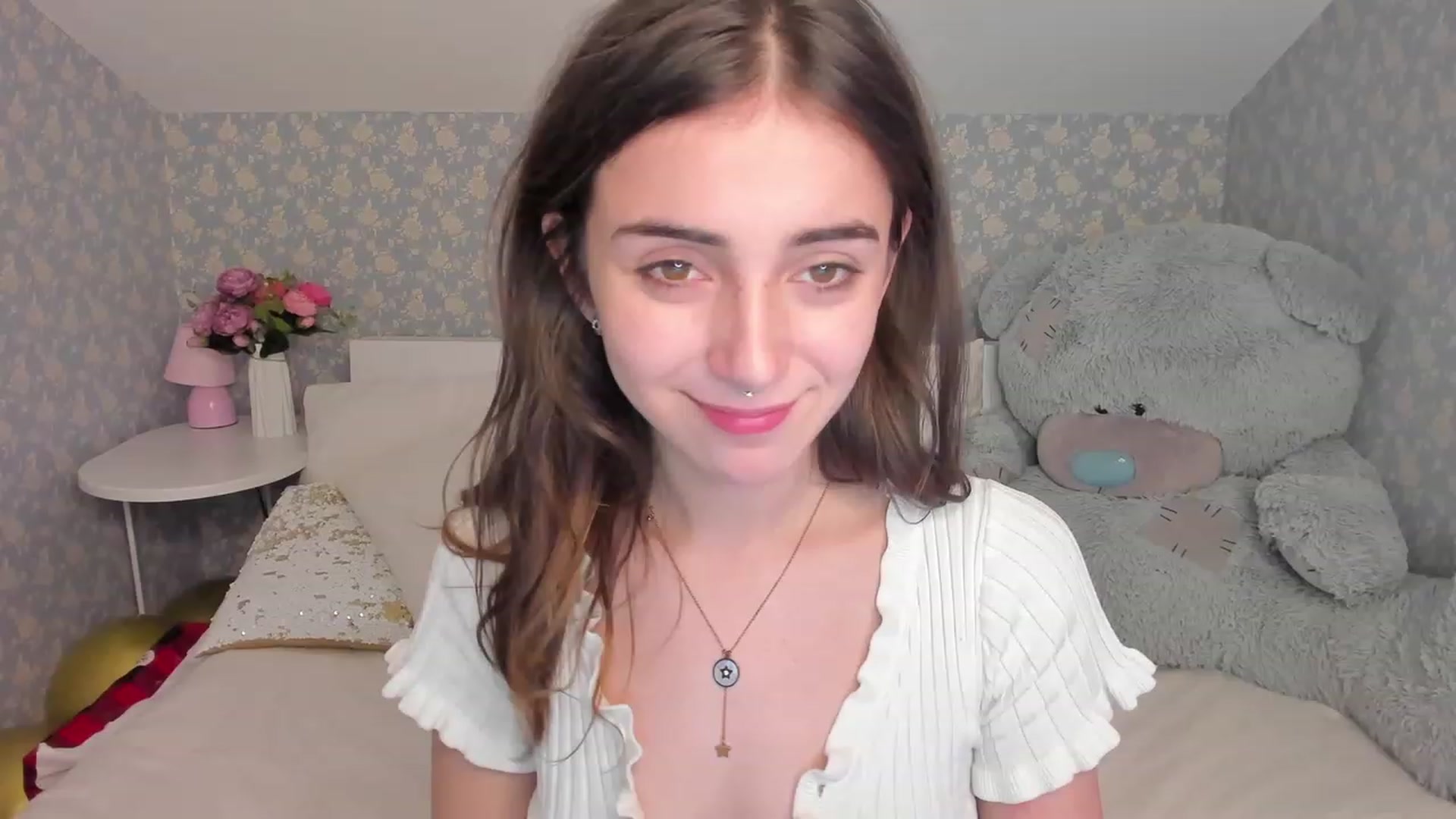 Gallery image thumbnail from ElsaYoung's myfreecams stream on, 12/18/2022, 11:59 image 4 of 20