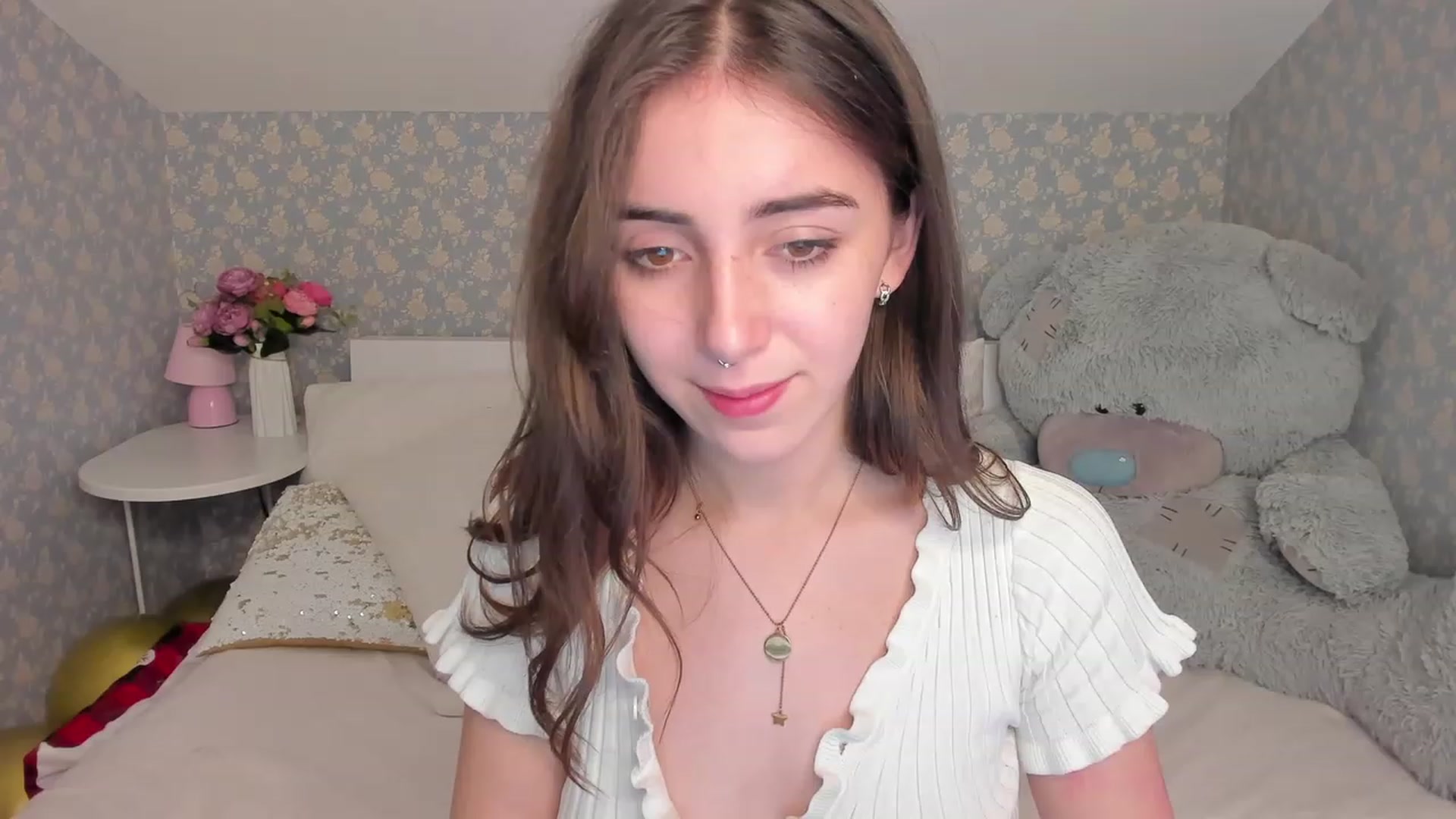 Gallery image thumbnail from ElsaYoung's myfreecams stream on, 12/18/2022, 11:59 image 15 of 20