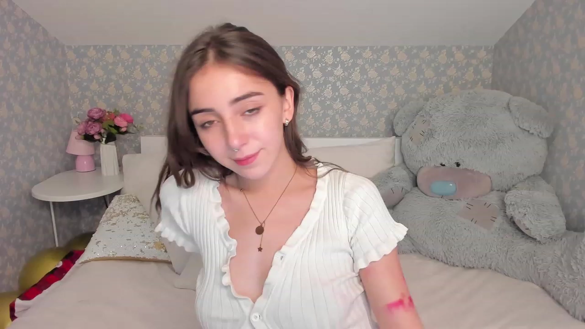 Gallery image thumbnail from ElsaYoung's myfreecams stream on, 12/18/2022, 11:59 image 19 of 20