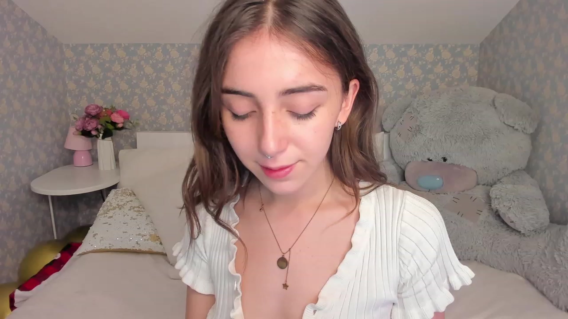 Gallery image thumbnail from ElsaYoung's myfreecams stream on, 12/18/2022, 11:59 image 20 of 20