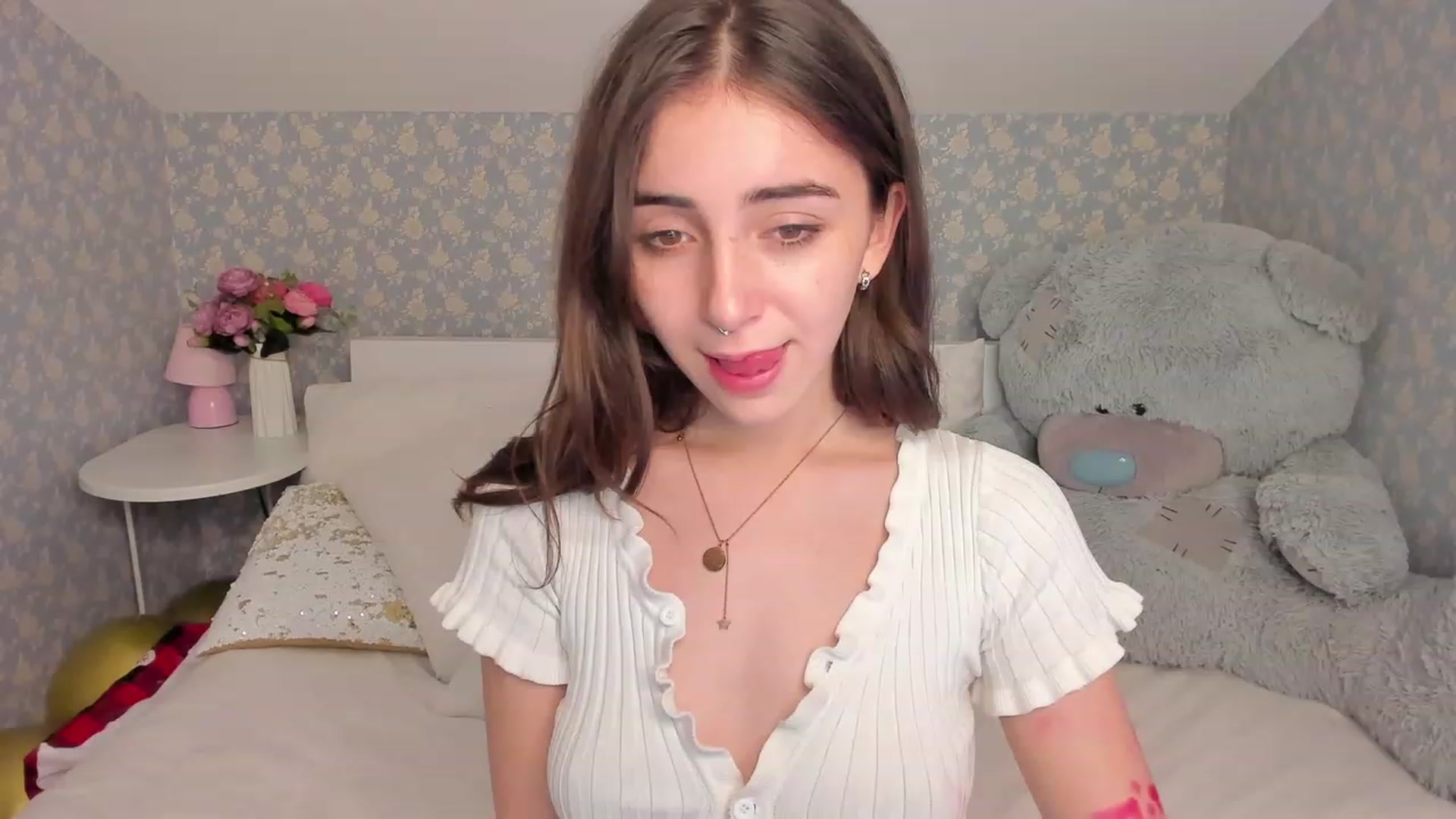 Gallery image thumbnail from ElsaYoung's myfreecams stream on, 12/18/2022, 11:59 image 9 of 20