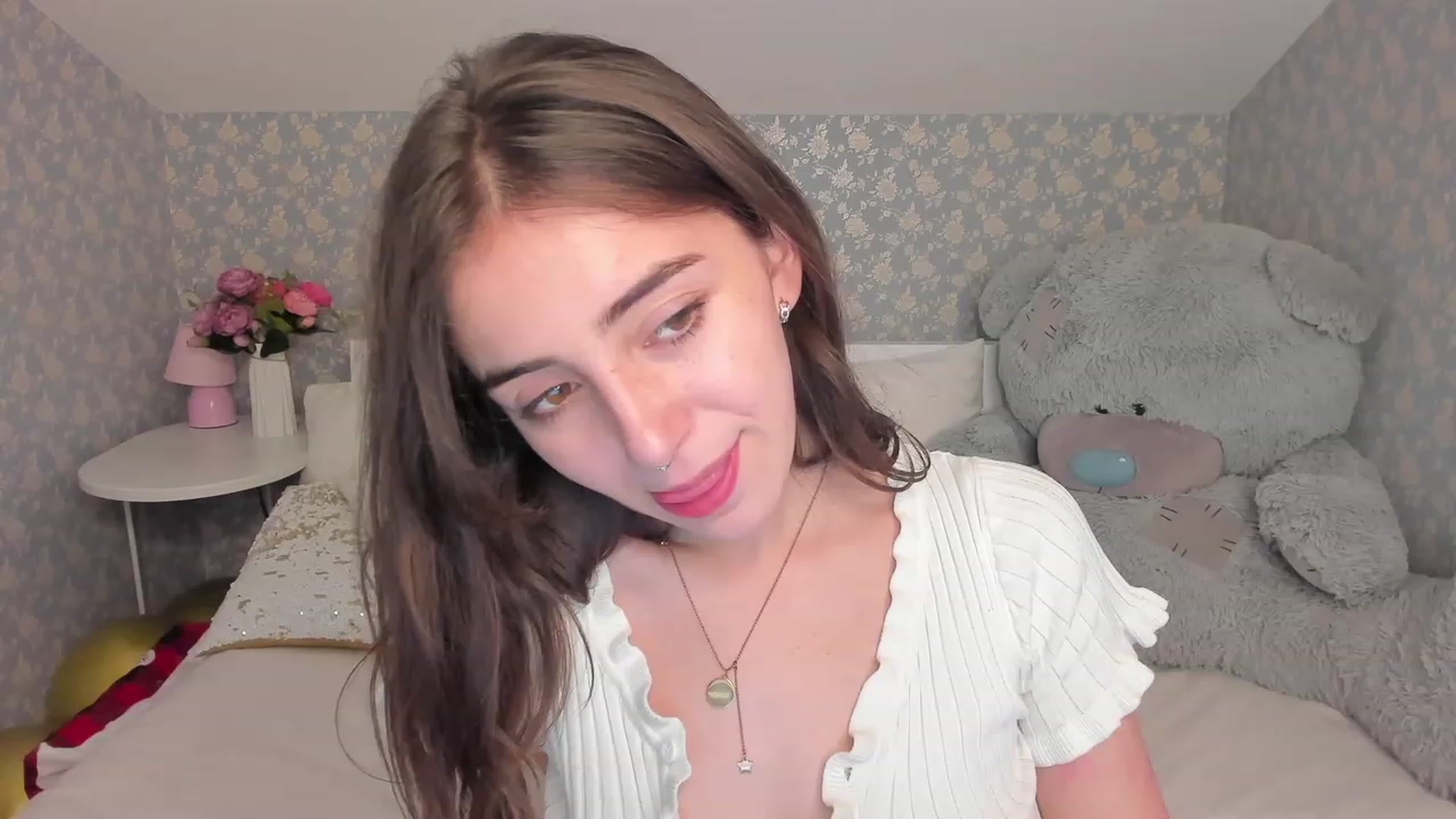 Gallery image thumbnail from ElsaYoung's myfreecams stream on, 12/18/2022, 11:59 image 12 of 20